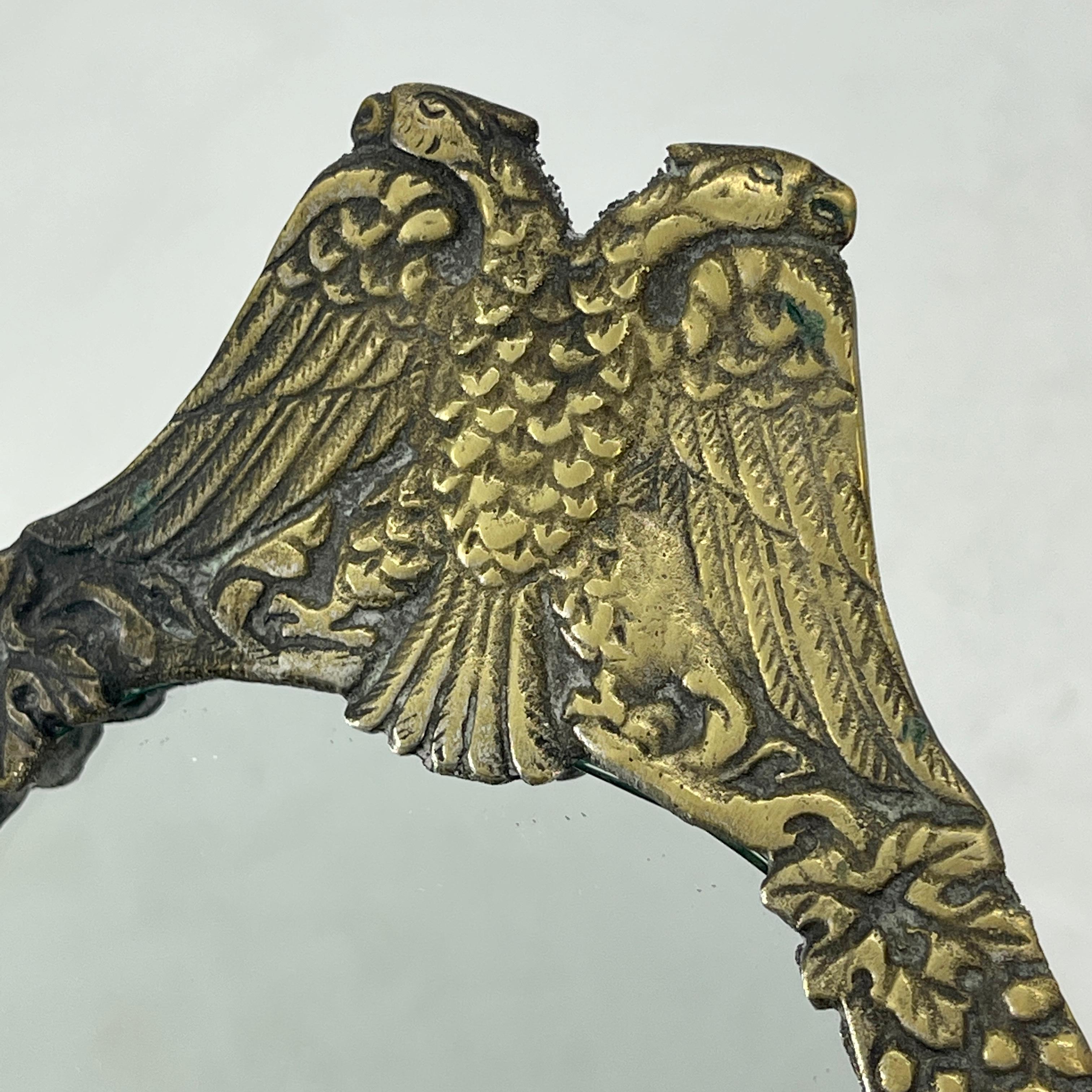 Bronze Petit miroir de coiffeuse Art Déco avec décor d'aigle double en vente