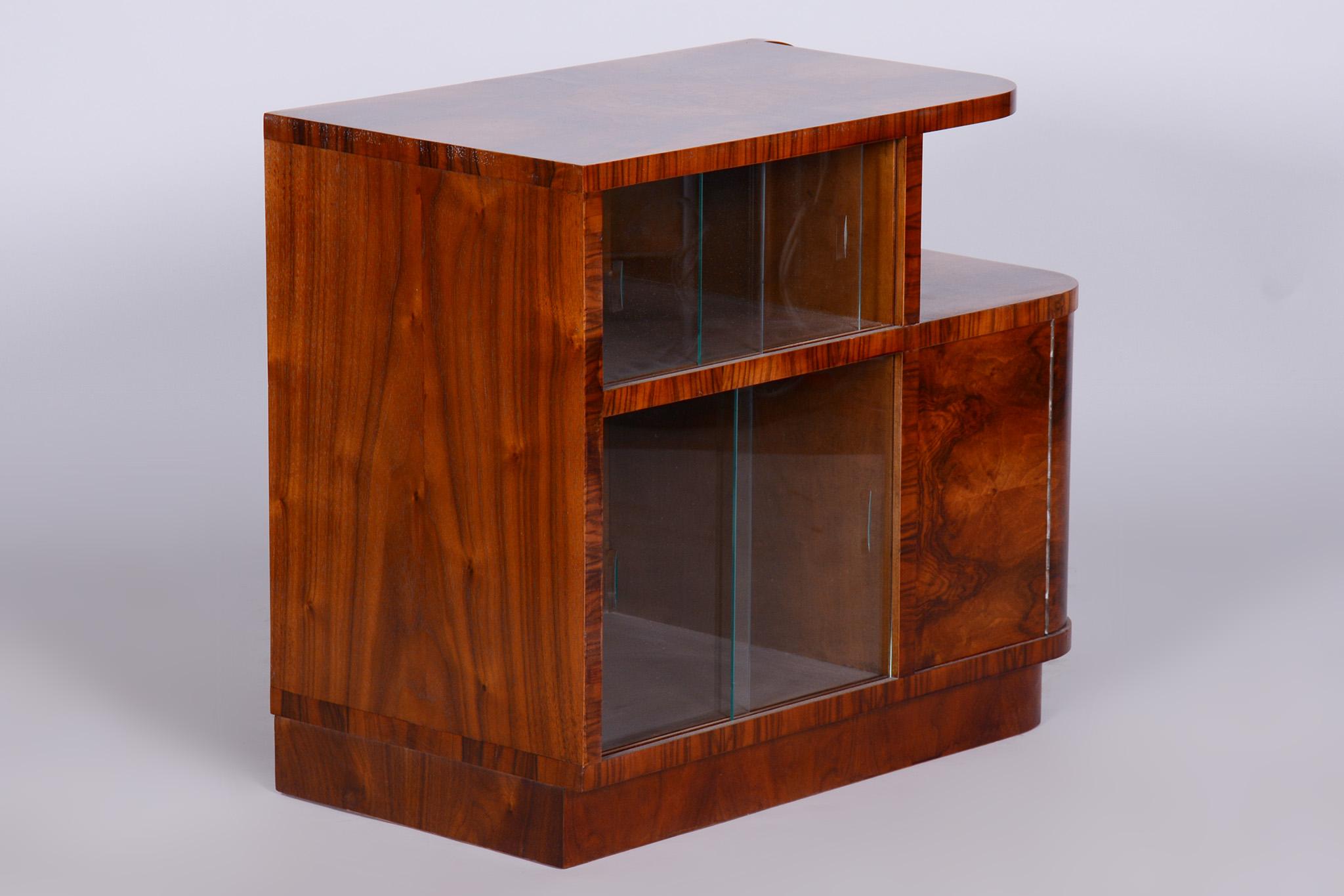 Small Art Deco Walnut Cabinet, Well-Preserved Original Condition, Czechia, 1930s In Good Condition For Sale In Horomerice, CZ