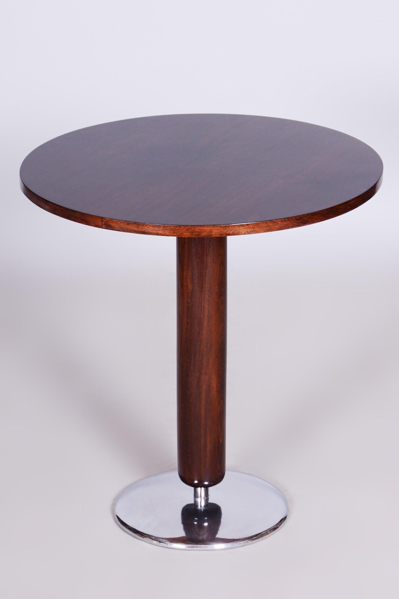 Small Art Deco Round Table.

Material: walnut and chrome
Completely restored.
Source: Czechia
Period: 1930-1939
Designer: Jindrich Halabala
Maker: UP Závody 

Revived polish.
Professionally cleaned chrome.
 