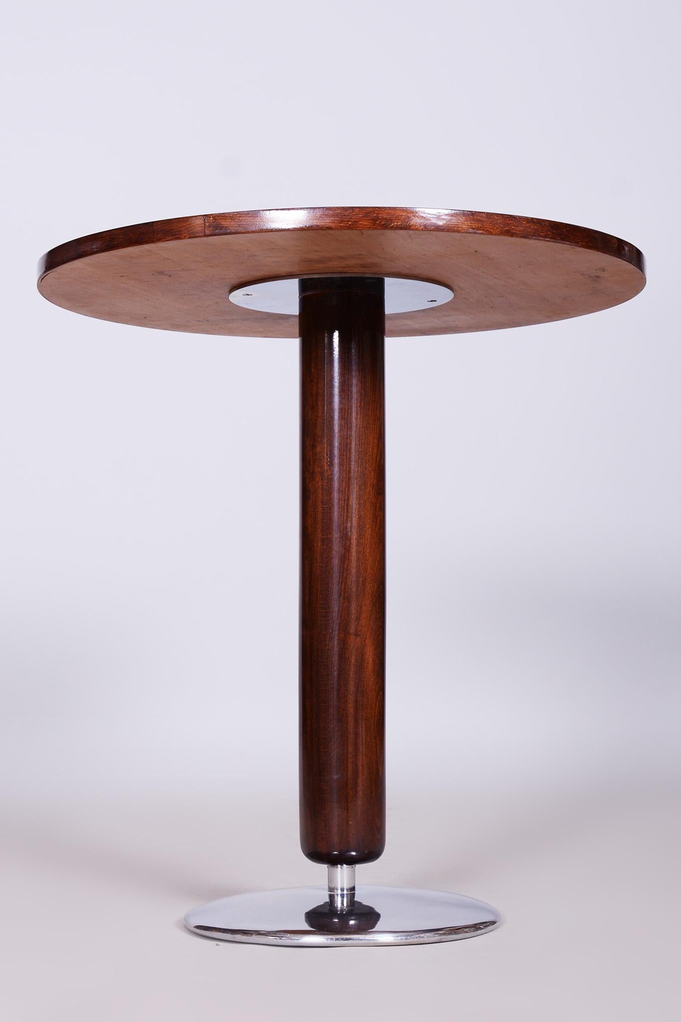 20ième siècle Petite table ronde art déco en noyer chromé, Jindrich Halabala, années 1930, Tchéquie