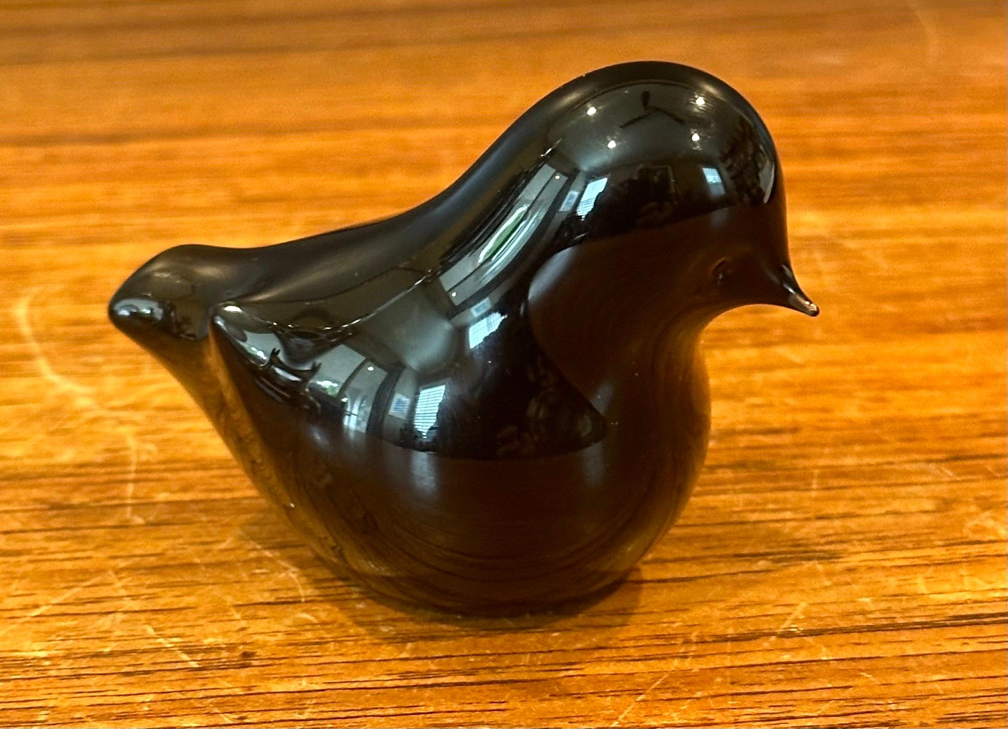 Small Art Glass Bird Paperweight / Sculpture by Nuutajarvi of Finland For Sale 4