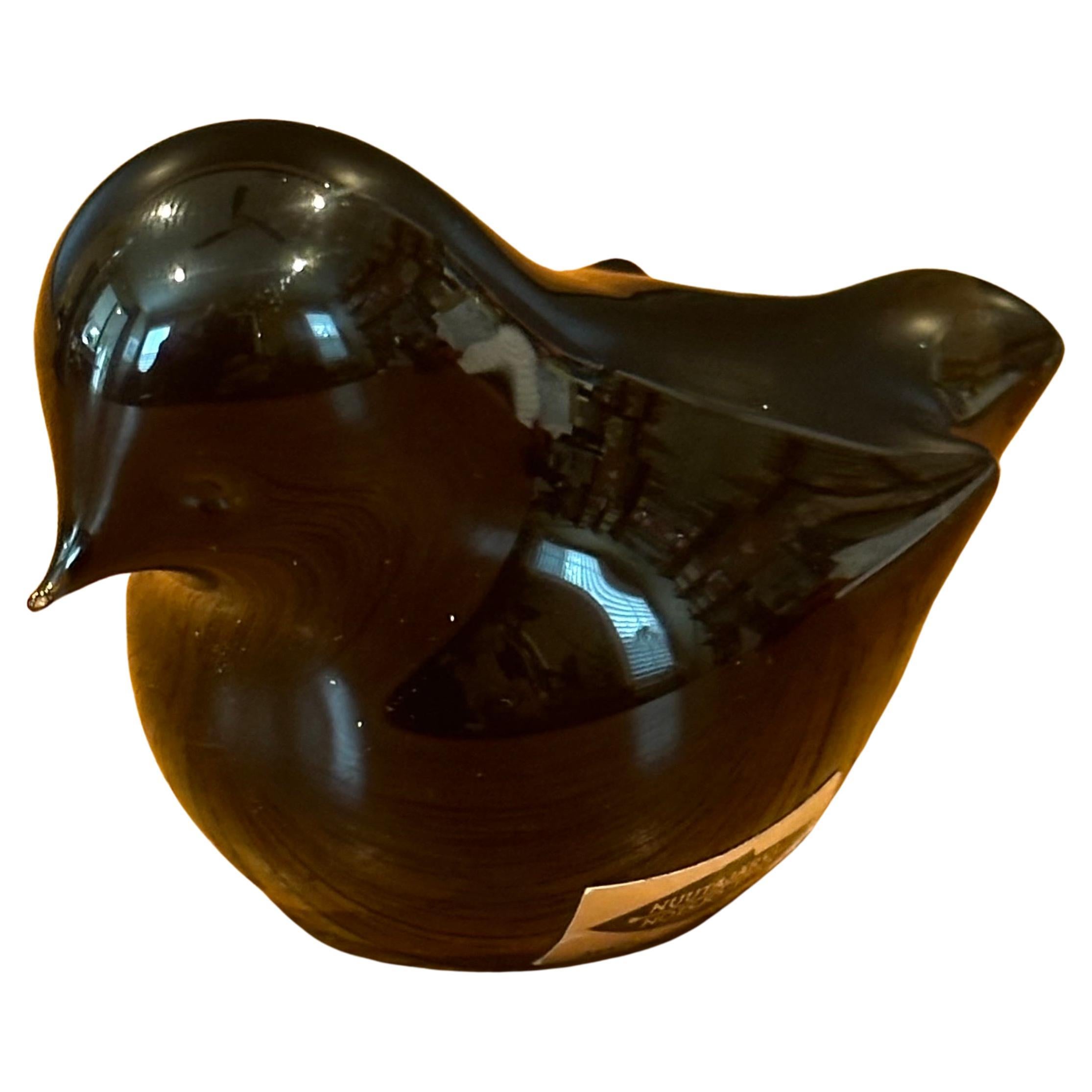 Gorgeous small art glass bird paperweight / sculpture by Nuutajarvi of Finland, circa 1980s. The sculpture is mouth blown and is in great vintage condition with no chips or cracks. The piece measures 3