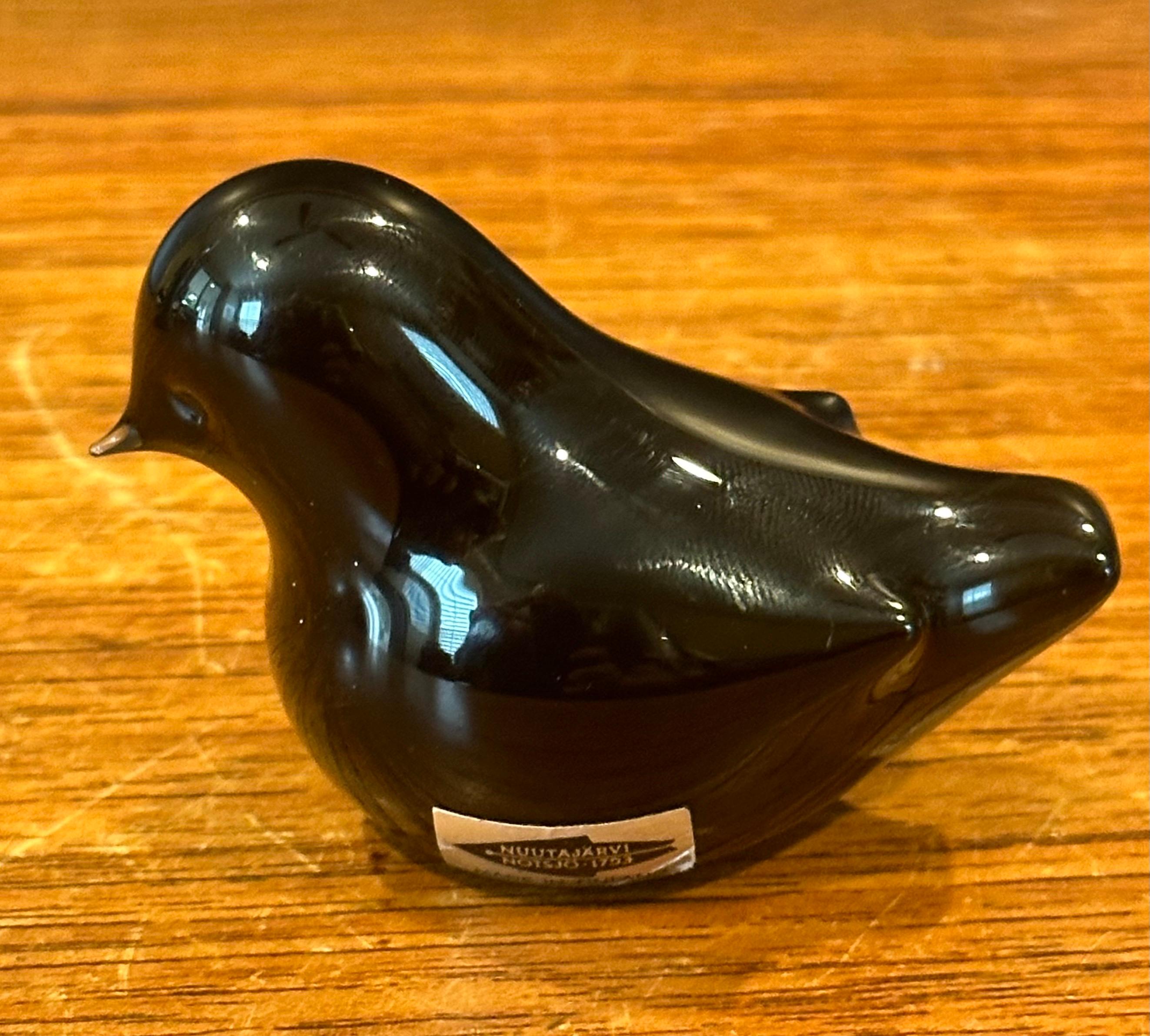 Finnish Small Art Glass Bird Paperweight / Sculpture by Nuutajarvi of Finland For Sale