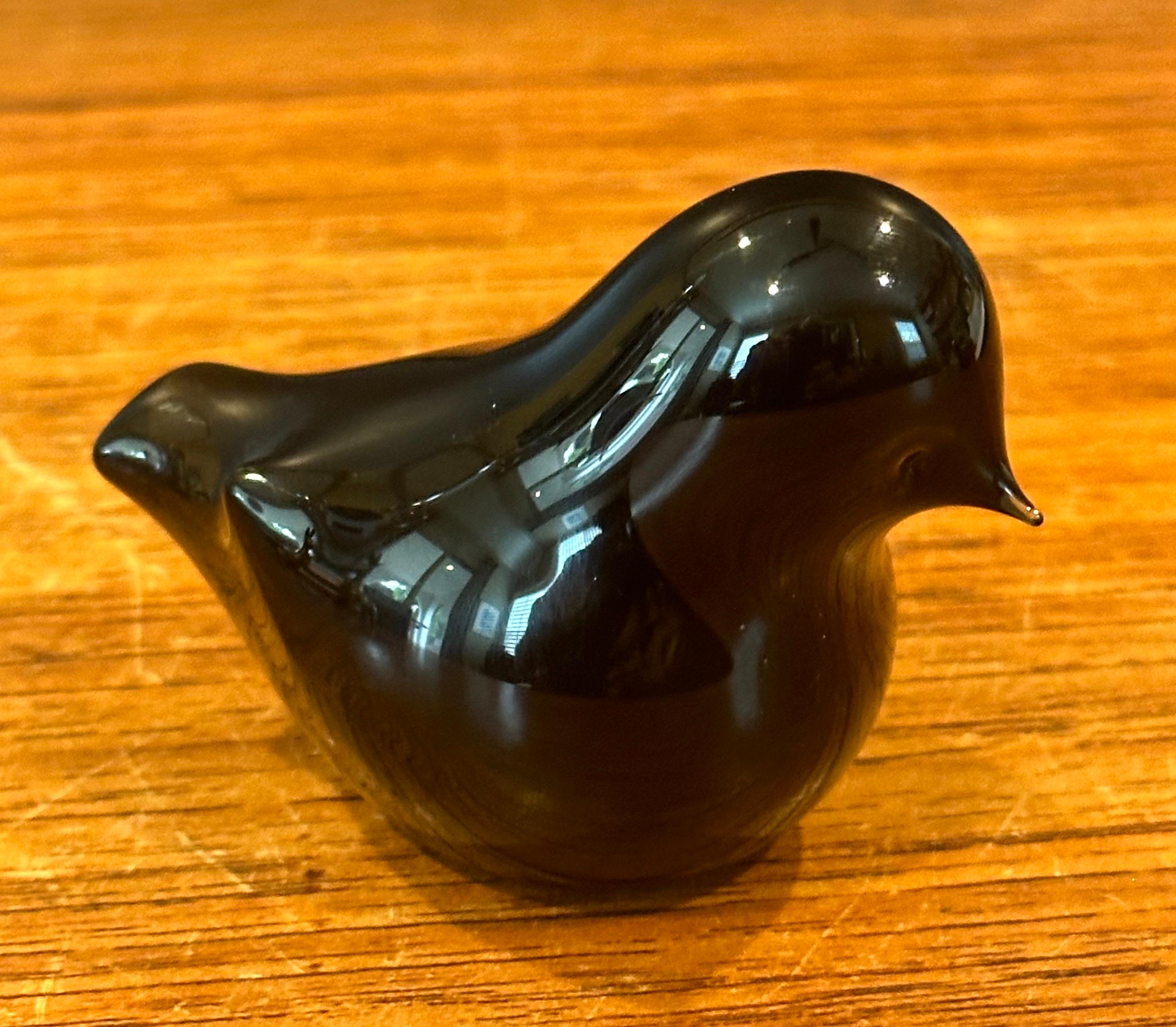Small Art Glass Bird Paperweight / Sculpture by Nuutajarvi of Finland In Good Condition For Sale In San Diego, CA