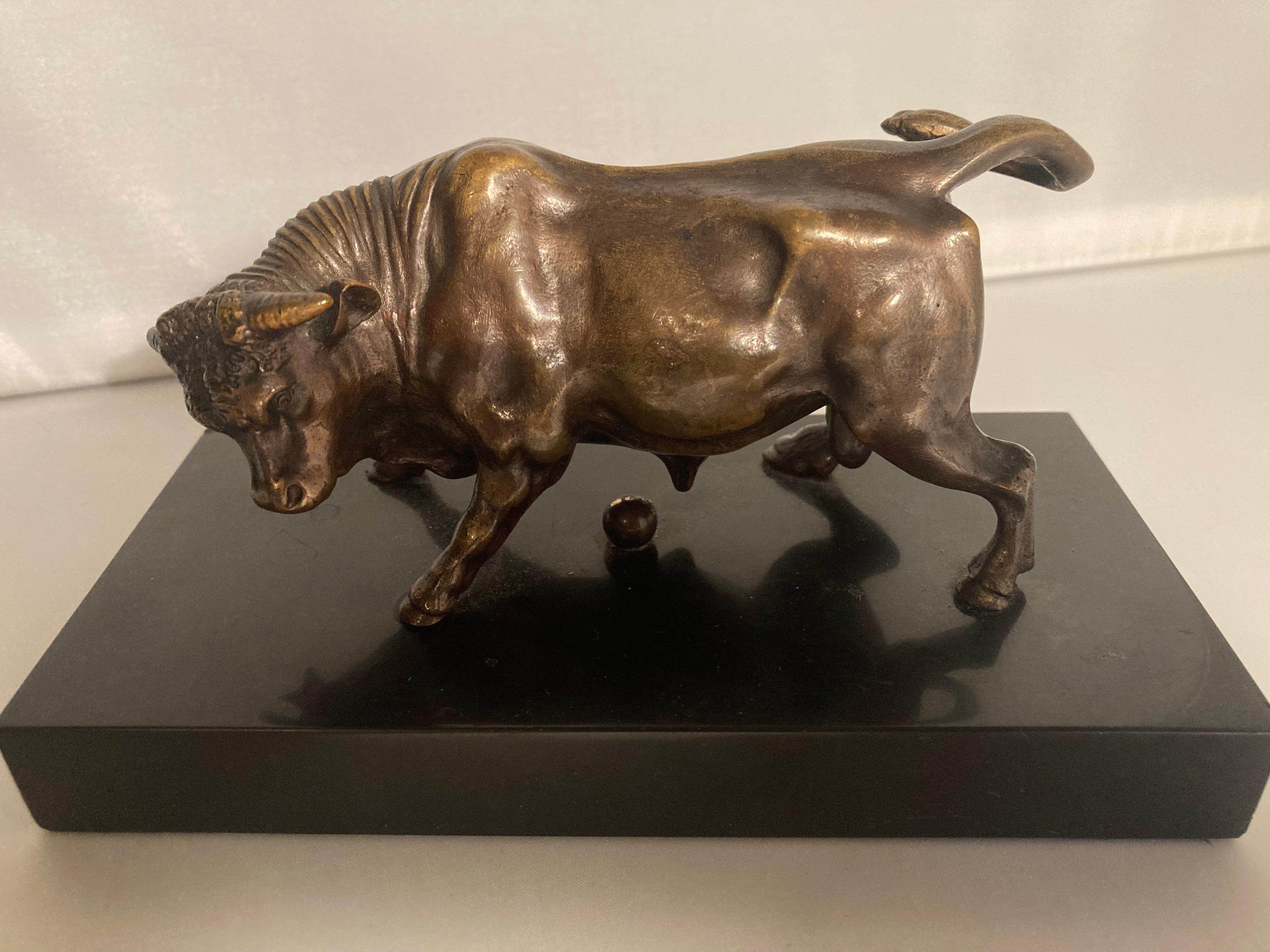 Kleine Jugendstil-Bronzefigur „Bull“ aus Bronze auf einem schwarzen Marmorsockel. Frankreich 1915er im Angebot 5