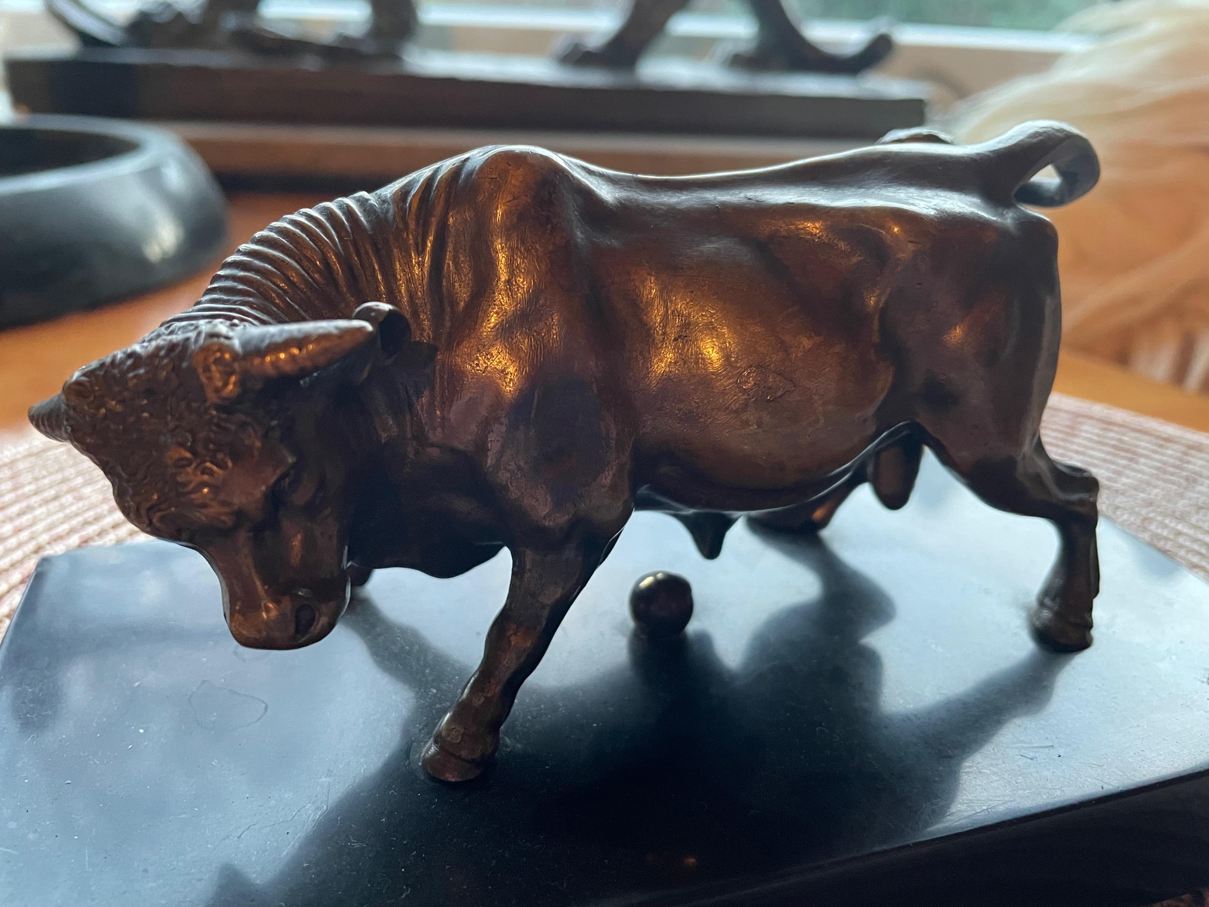 Kleine Jugendstil-Bronzefigur „Bull“ aus Bronze auf einem schwarzen Marmorsockel. Frankreich 1915er im Angebot 7