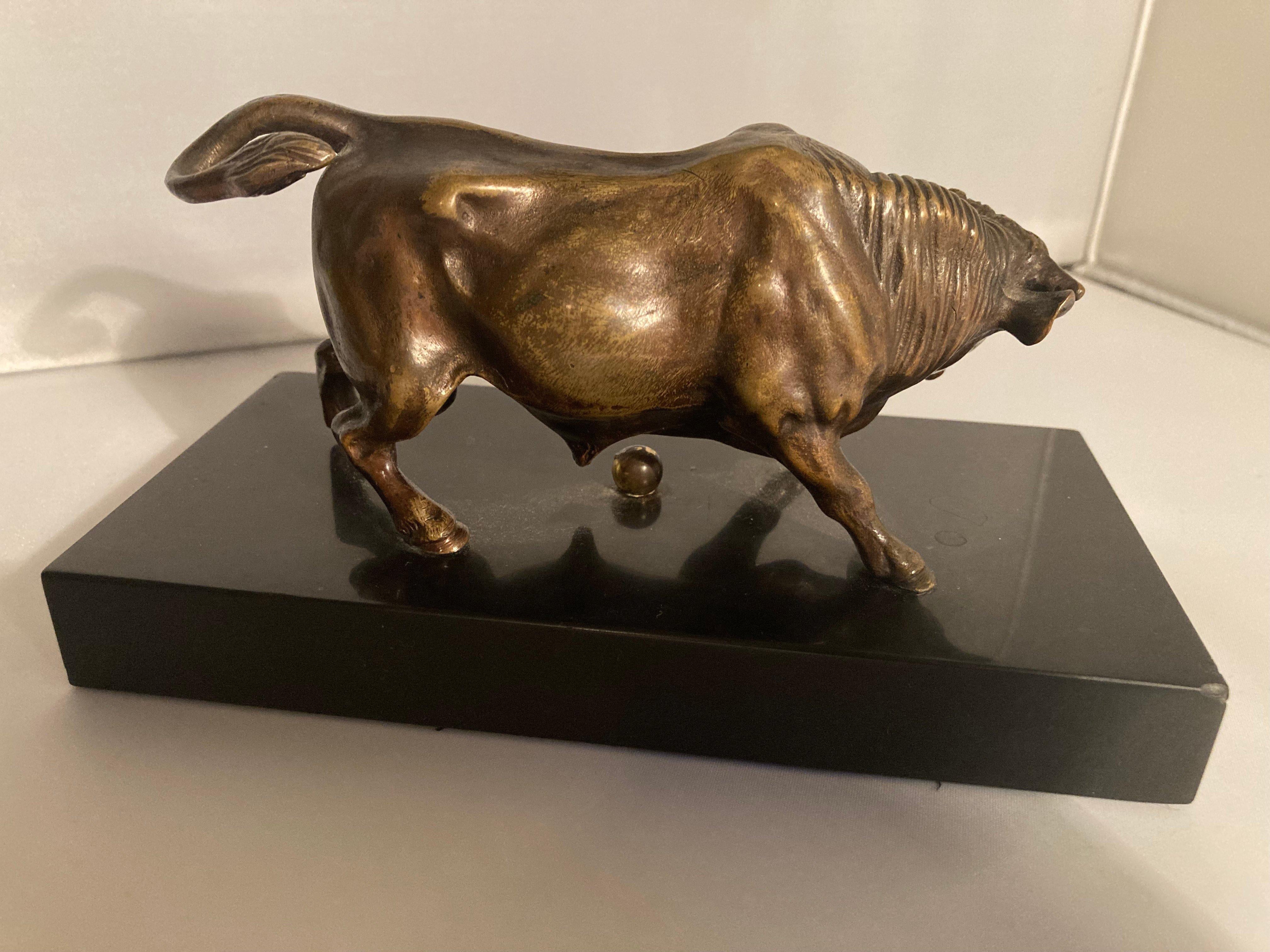Kleine Jugendstil-Bronzefigur „Bull“ aus Bronze auf einem schwarzen Marmorsockel. Frankreich 1915er (Bronziert) im Angebot