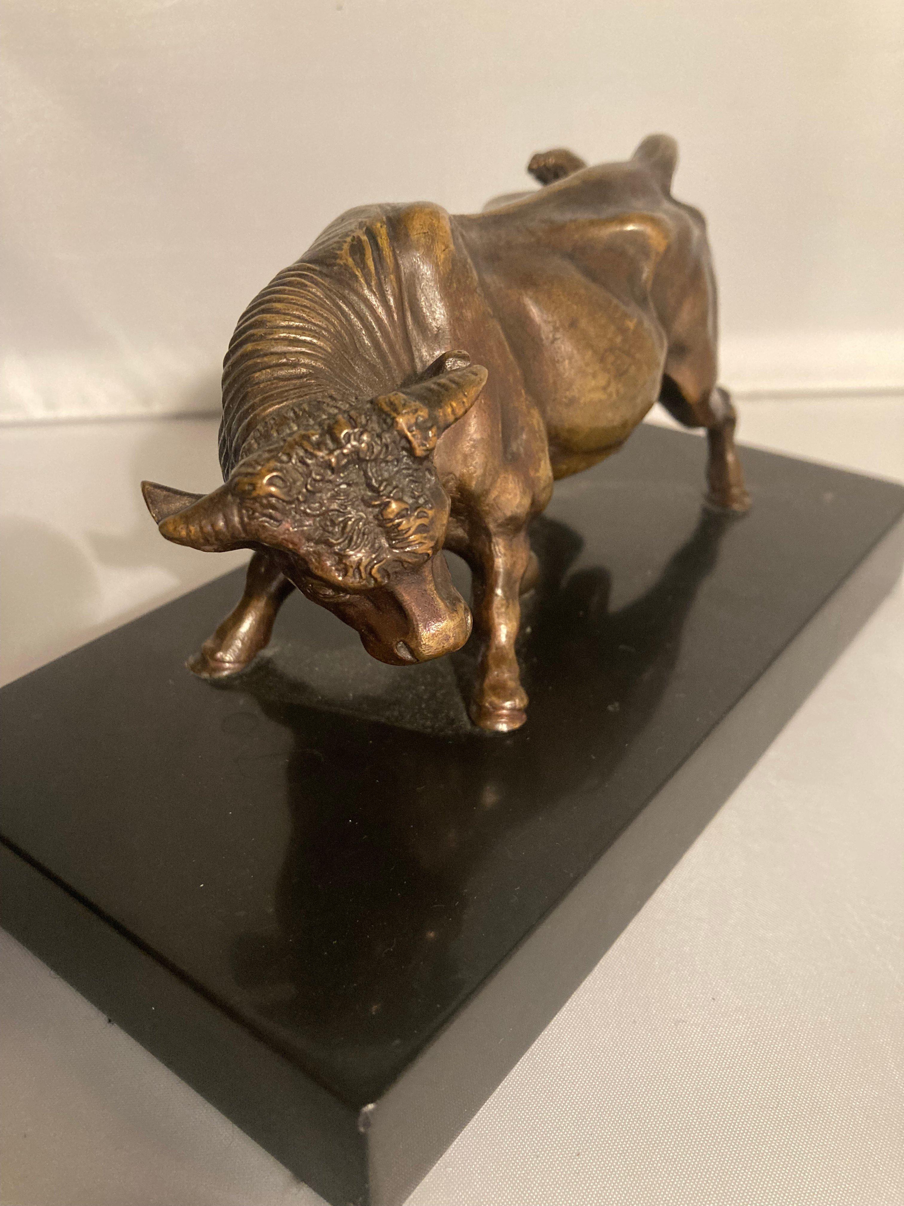 Kleine Jugendstil-Bronzefigur „Bull“ aus Bronze auf einem schwarzen Marmorsockel. Frankreich 1915er im Zustand „Gut“ im Angebot in Köln, NW