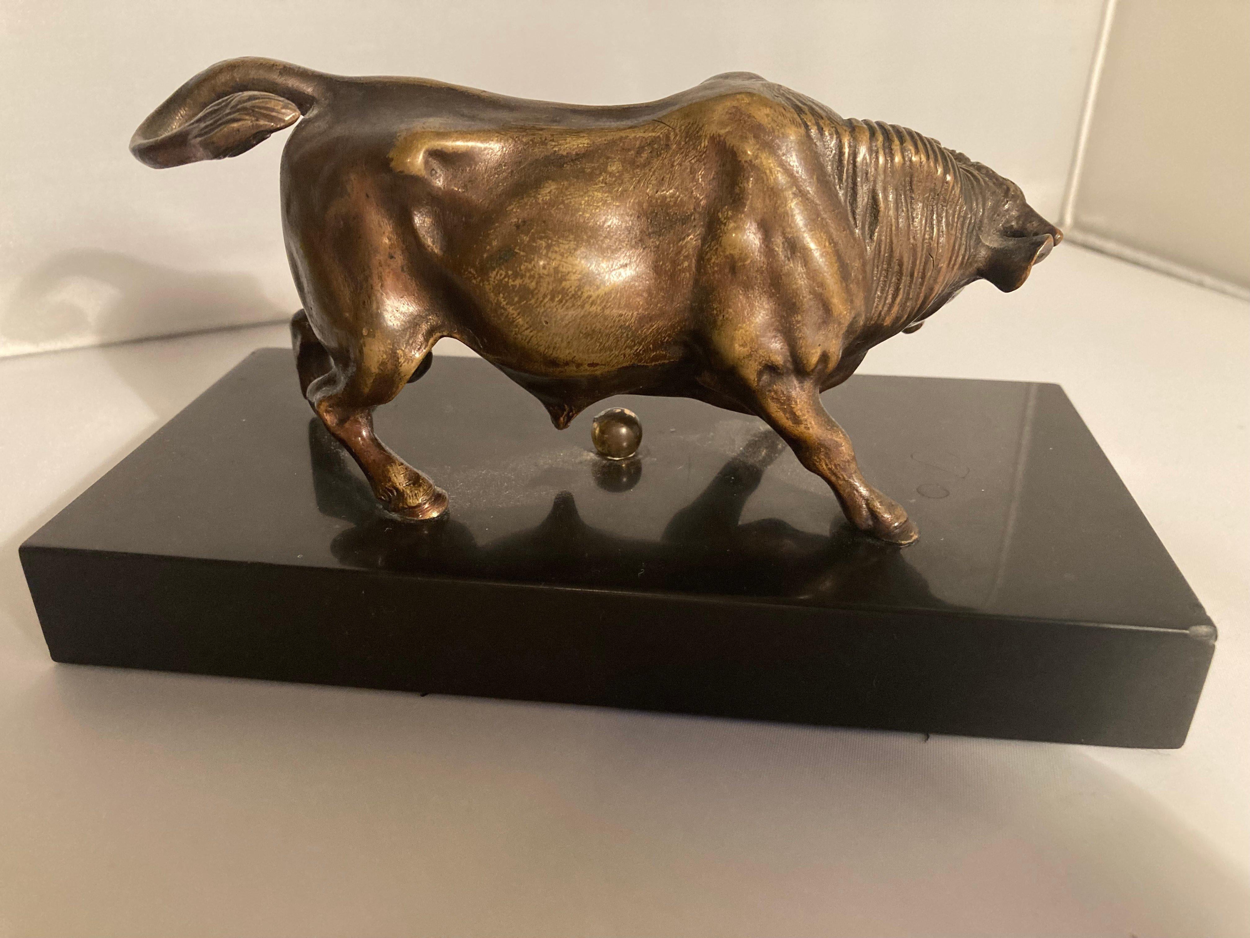Kleine Jugendstil-Bronzefigur „Bull“ aus Bronze auf einem schwarzen Marmorsockel. Frankreich 1915er (Frühes 20. Jahrhundert) im Angebot