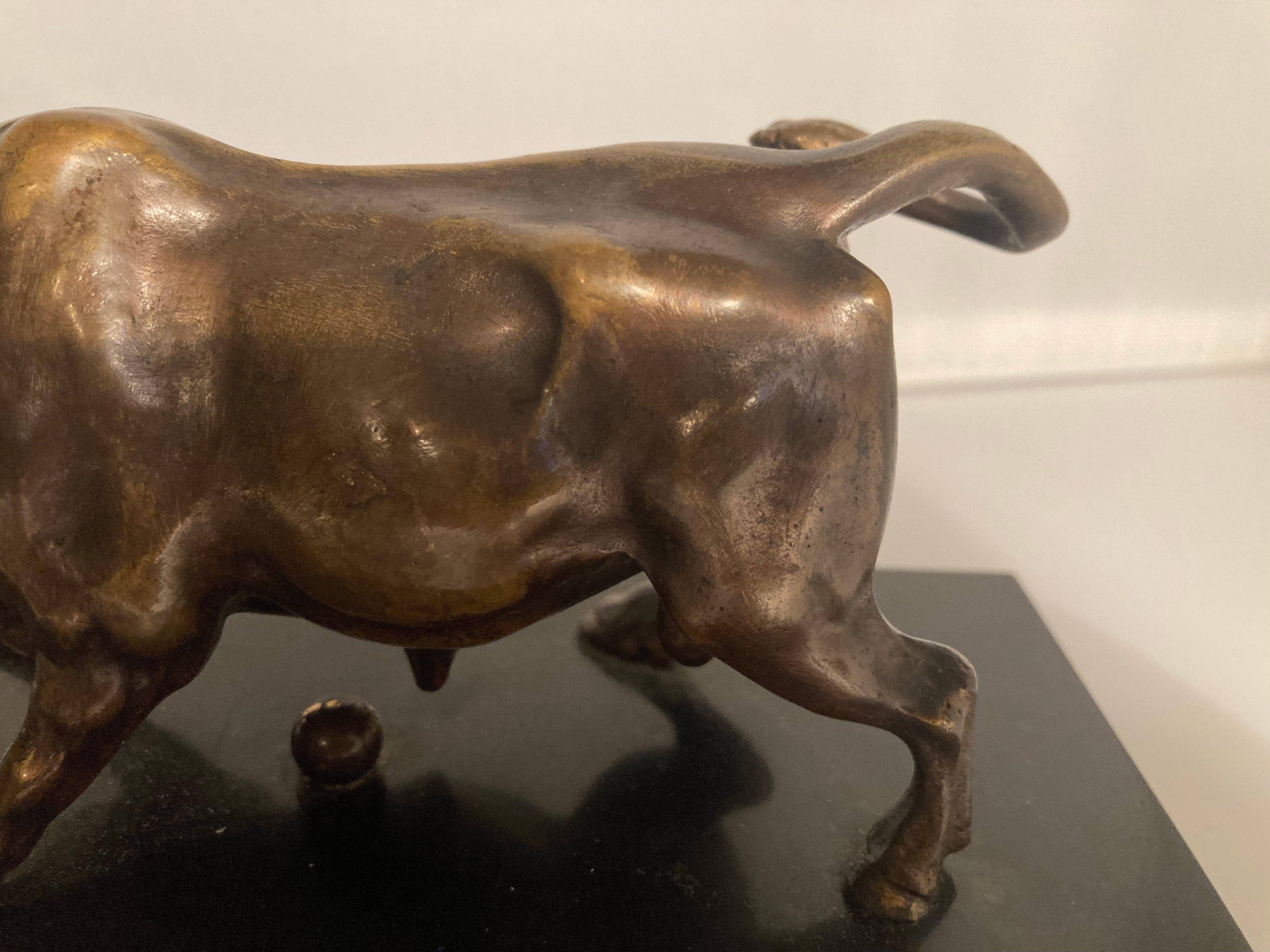 Kleine Jugendstil-Bronzefigur „Bull“ aus Bronze auf einem schwarzen Marmorsockel. Frankreich 1915er im Angebot 1