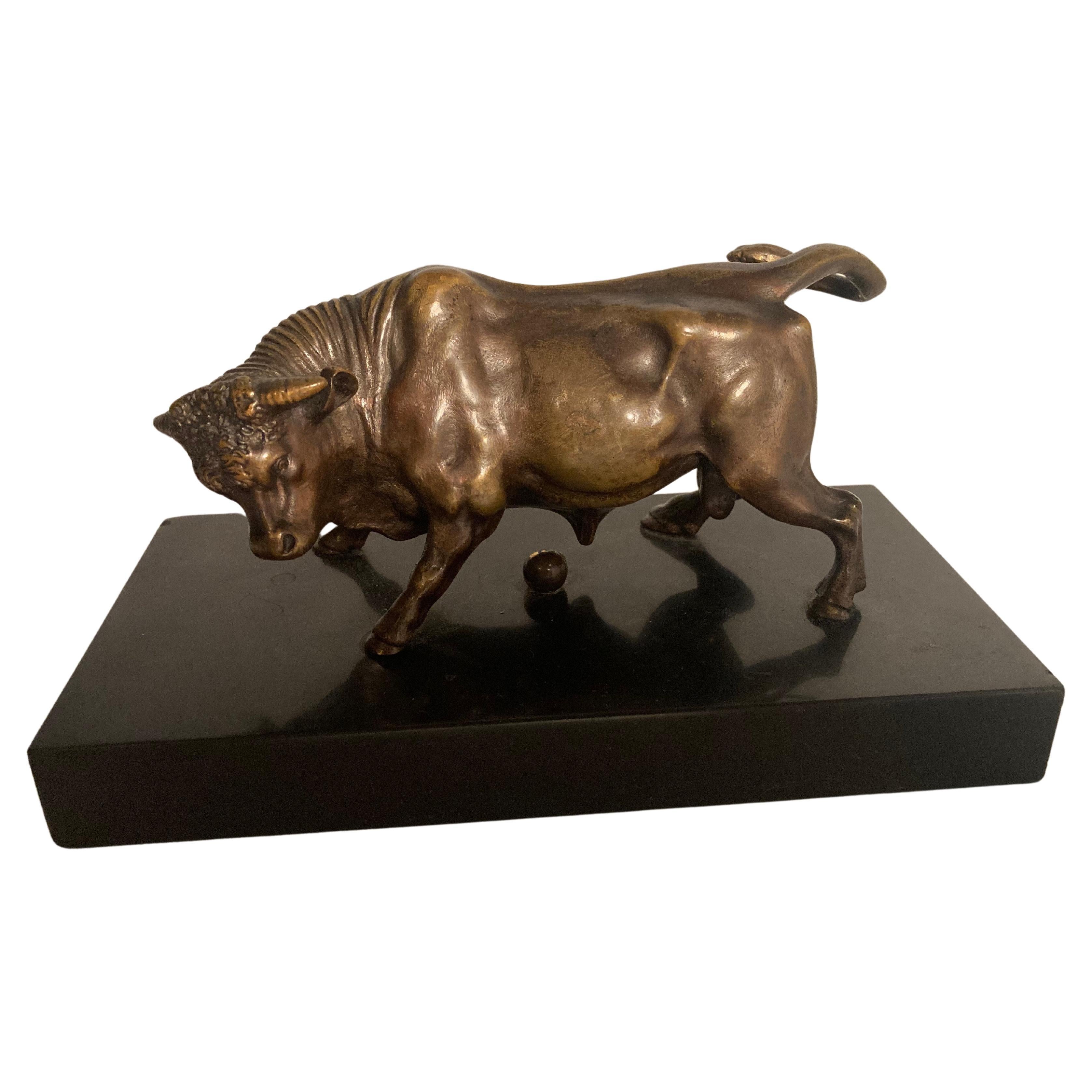 Kleine Jugendstil-Bronzefigur „Bull“ aus Bronze auf einem schwarzen Marmorsockel. Frankreich 1915er
