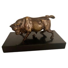 Kleine Jugendstil-Bronzefigur „Bull“ aus Bronze auf einem schwarzen Marmorsockel. Frankreich 1915er