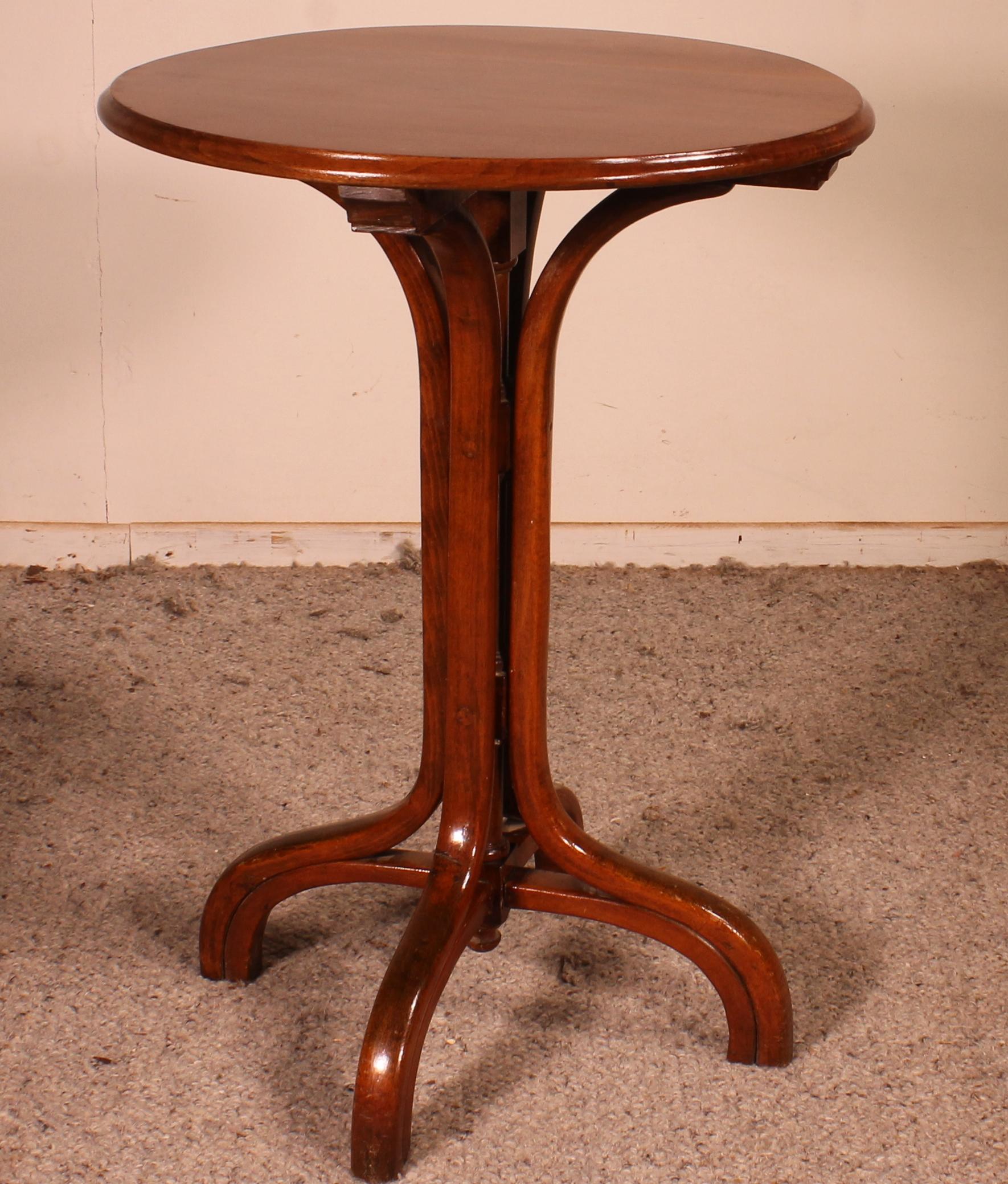 Small art nouveau pedestal table from the beginning of the 20th century in beech wood
in superb condition and very beautiful patina.
