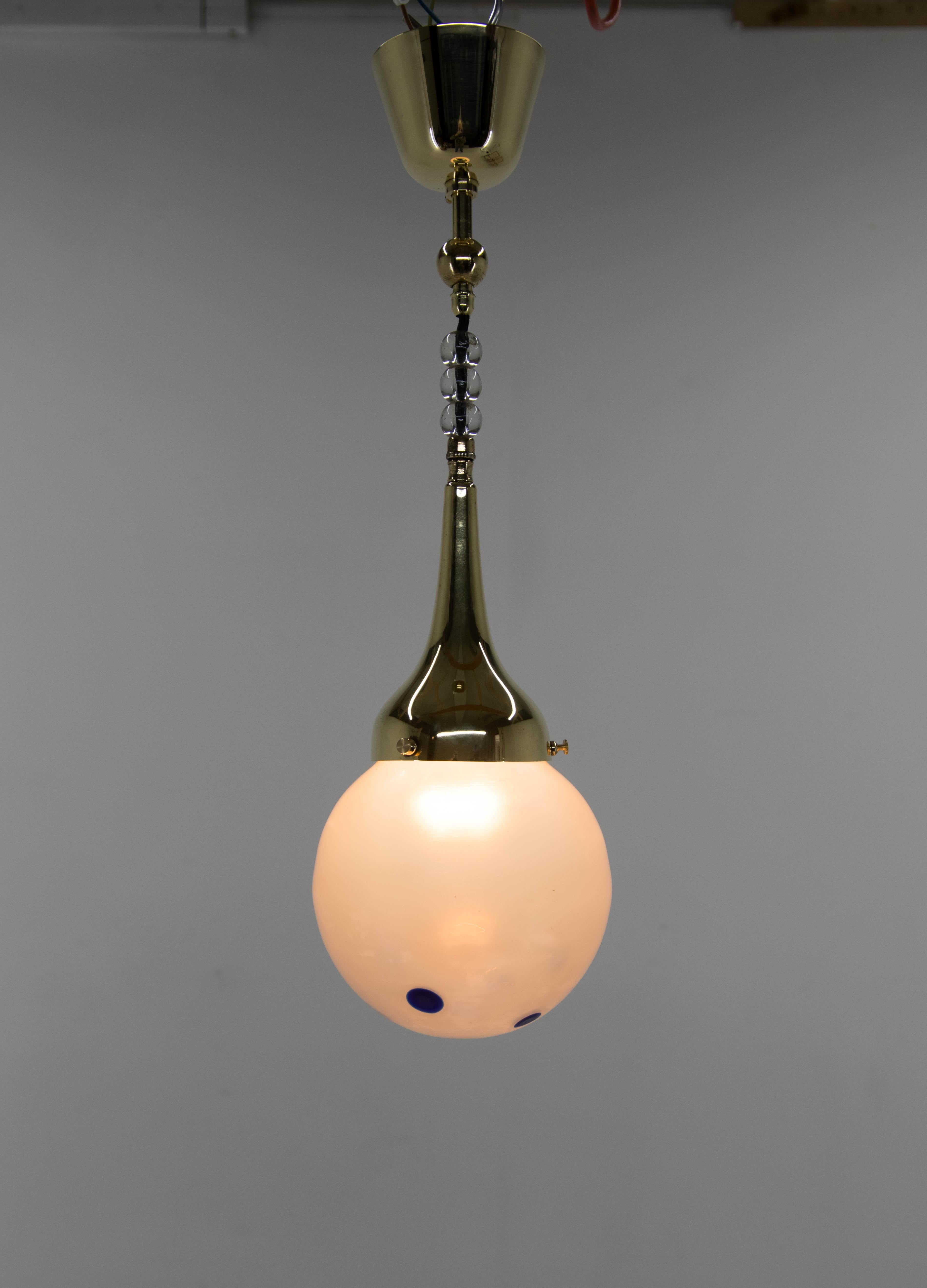 Un piccolo ciondolo. 
Restaurato, ottone lucidato
Ricablata: 1x40W, lampadina E25-E27
Compatibile con il cablaggio degli Stati Uniti.