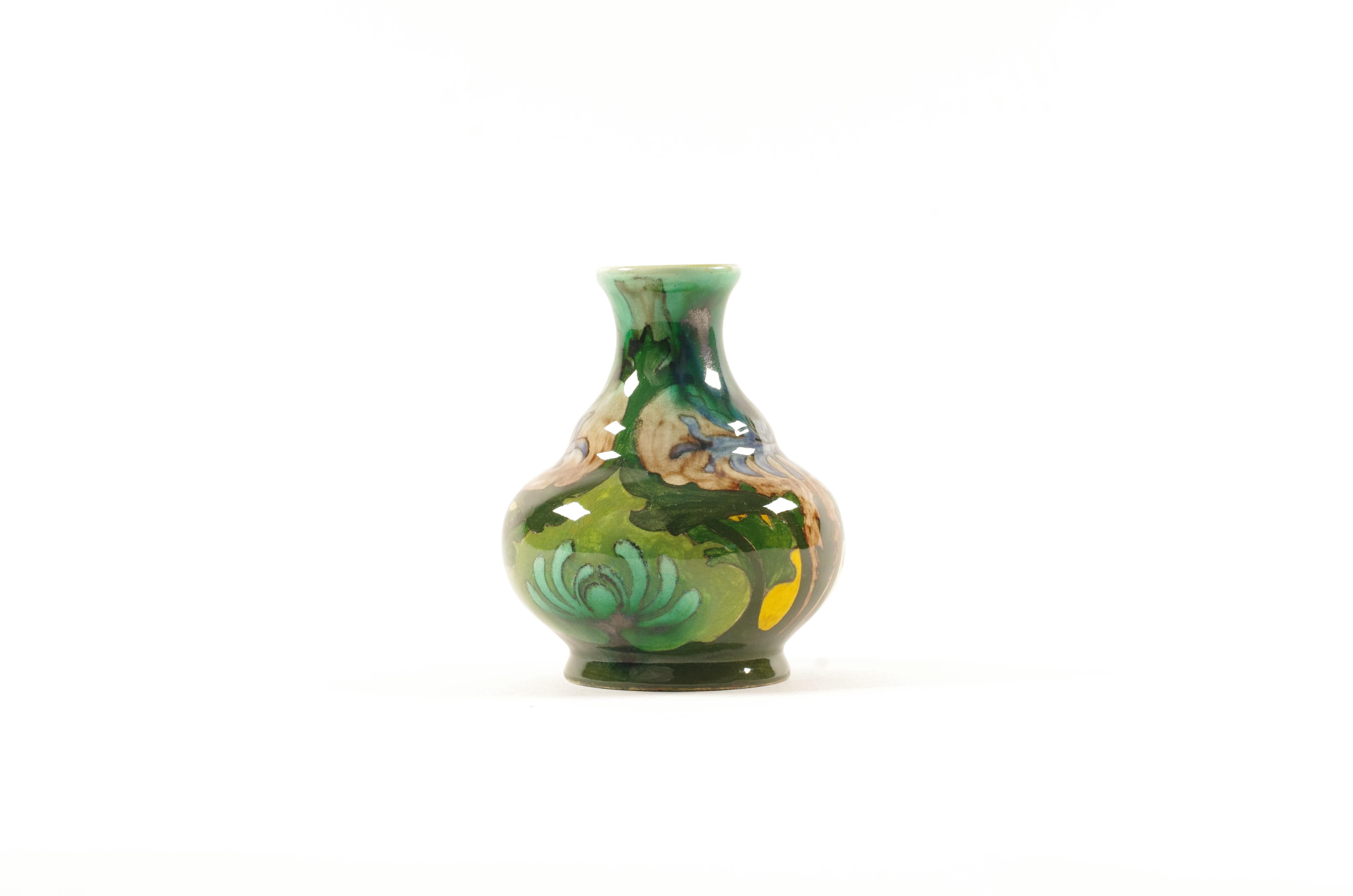Petit vase Art Nouveau, N.S.A. Brantjes & Co, Purmerend, Model 1100, Decor A Bon état - En vente à MAASTRICHT, LI