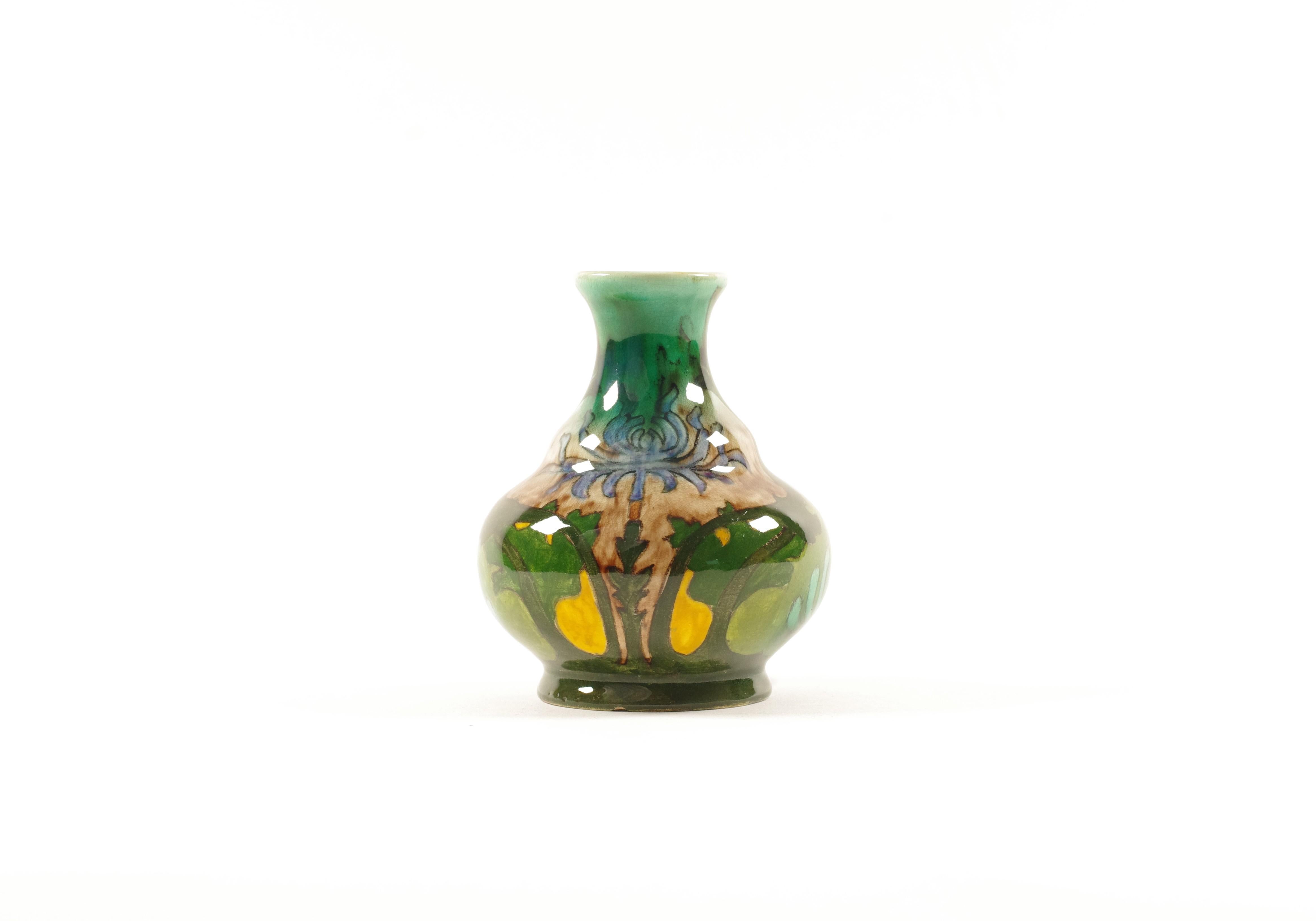 Fin du XIXe siècle Petit vase Art Nouveau, N.S.A. Brantjes & Co, Purmerend, Model 1100, Decor A en vente