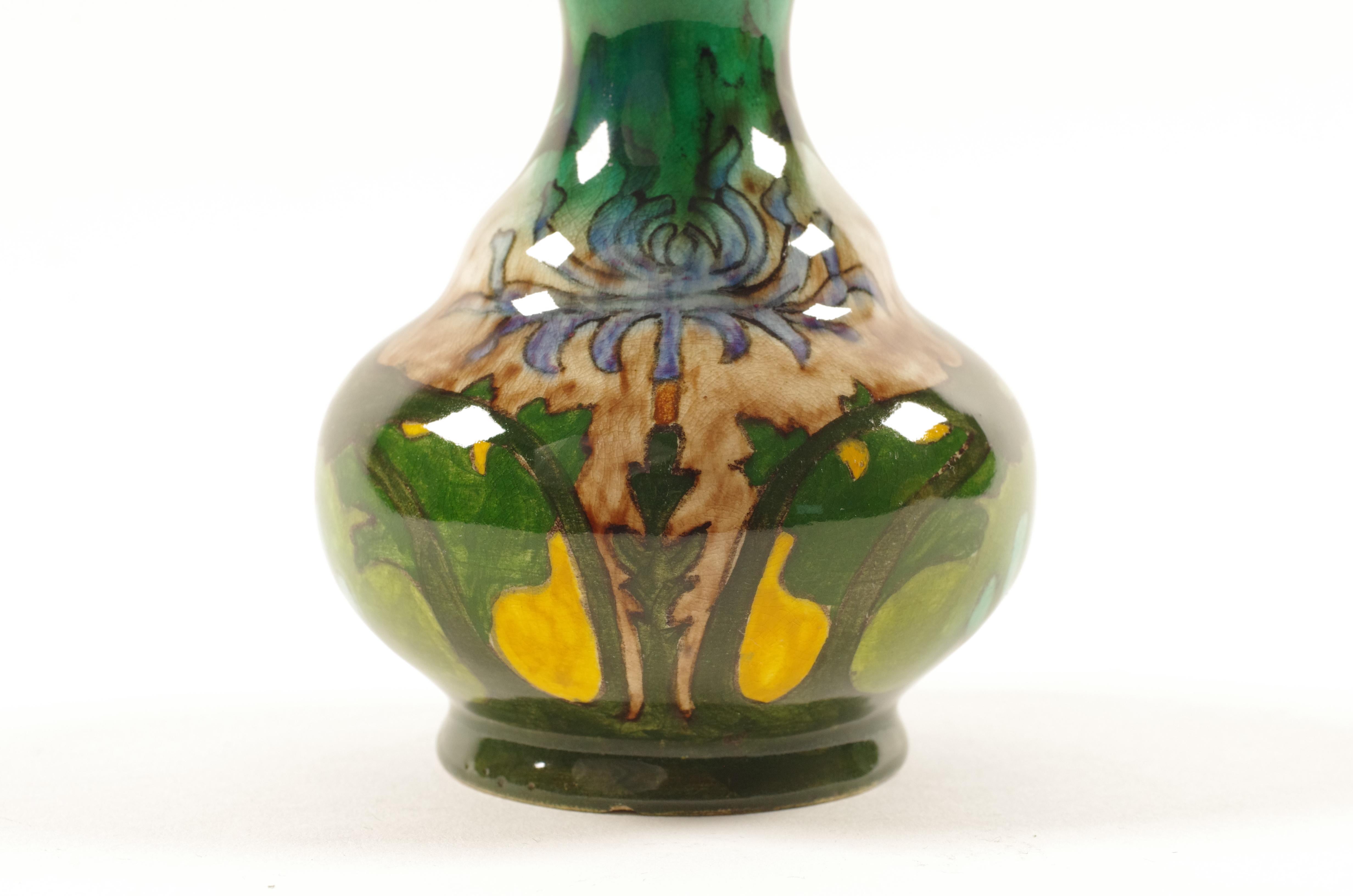 Poterie Petit vase Art Nouveau, N.S.A. Brantjes & Co, Purmerend, Model 1100, Decor A en vente