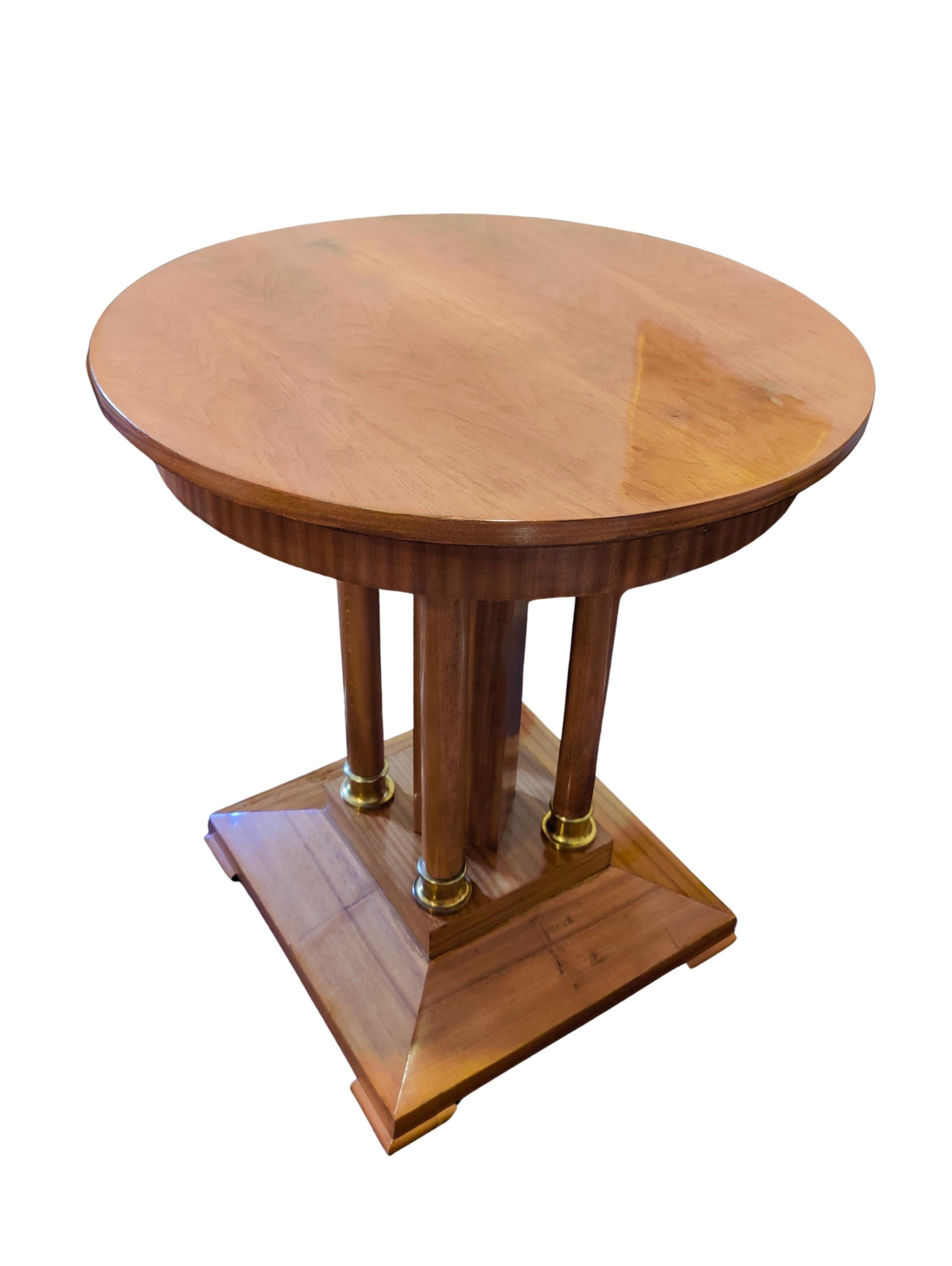 Noyer Petite table d'appoint en noyer Art Nouveau en vente