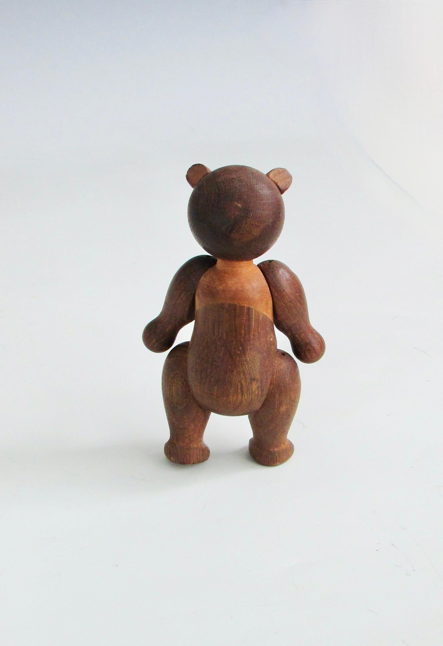 Piccolo  Orso articolato in teak con timbro di Kaye Bojeson in vendita 3