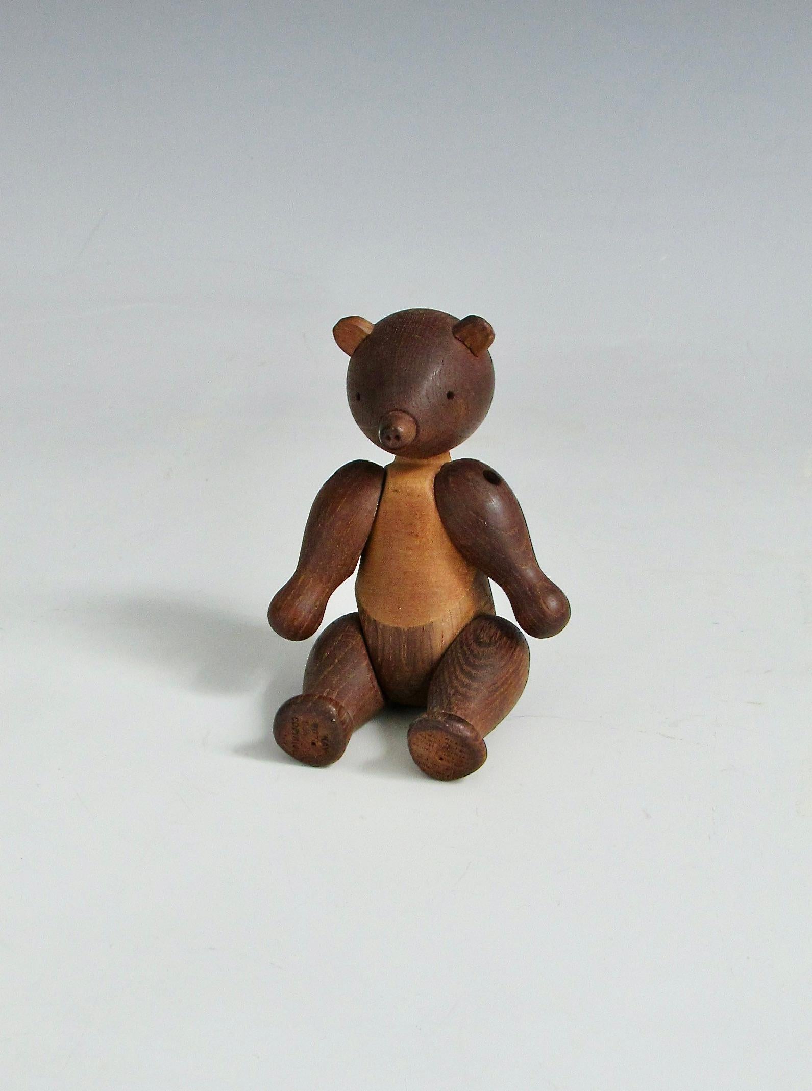   Orso in legno di Kaye Bojesen dei primi anni '50 in teak. Timbro Kaye Bojeson Danimarca Copyright . 
 Kaye Bojesen fin dall'inizio, nel 1932, realizzava giocattoli con figure di animali nel suo piccolo laboratorio di Copenaghen.  
 Questo segnò