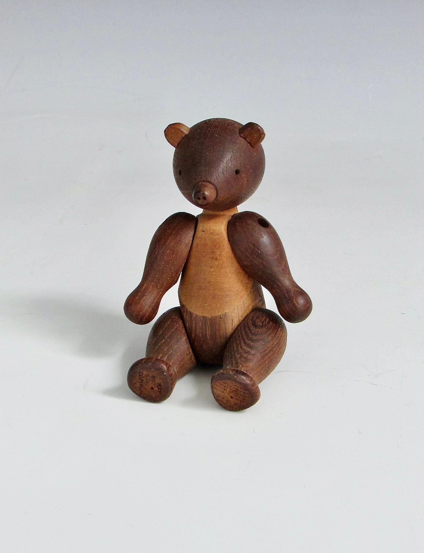 Scandinavo moderno Piccolo  Orso articolato in teak con timbro di Kaye Bojeson in vendita