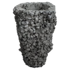 Vaso in cemento con piccole formazioni artificiali di David Ronco
