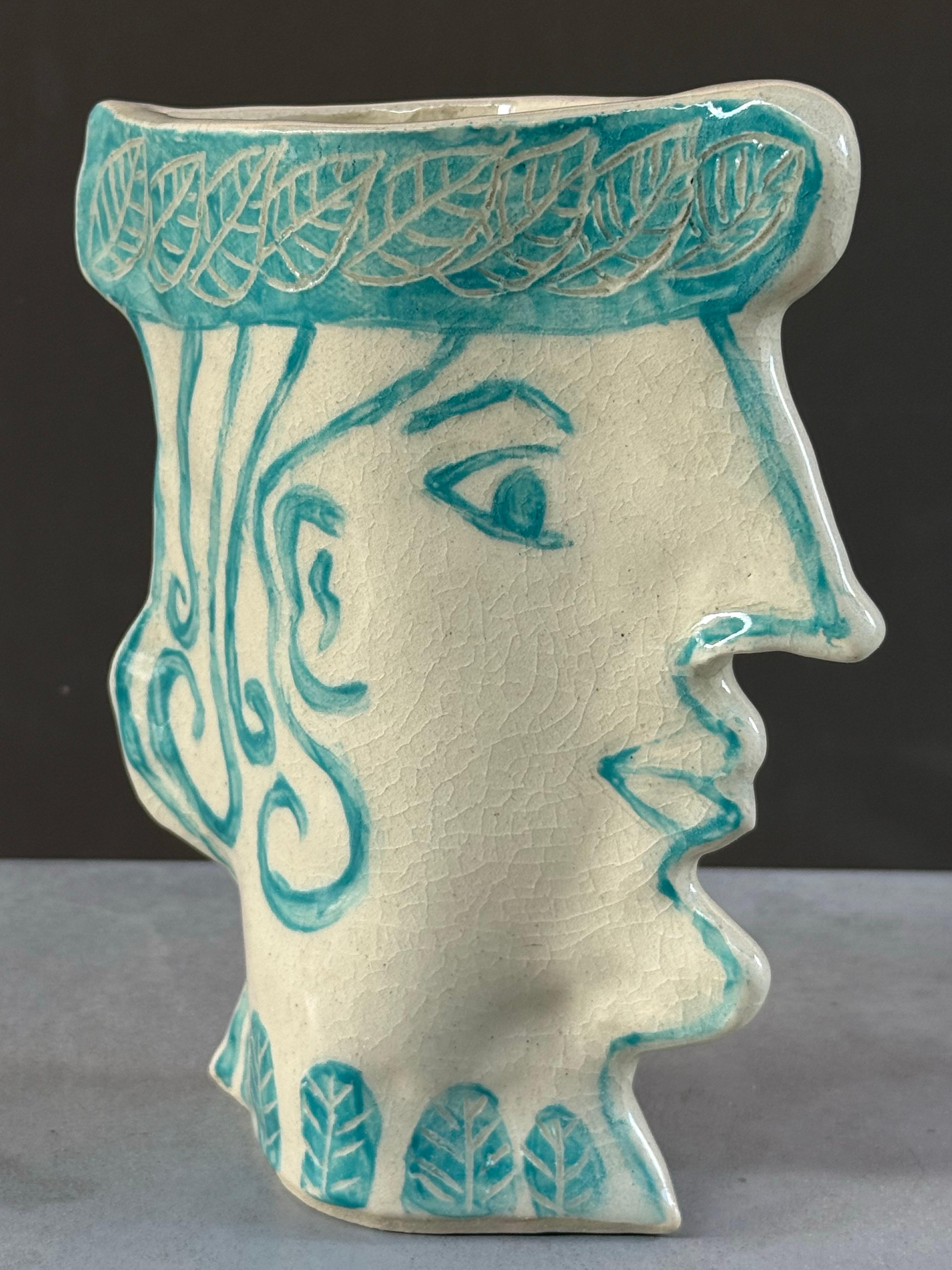 Piccolo vaso artigianale a forma di faccia femminile in vendita 3