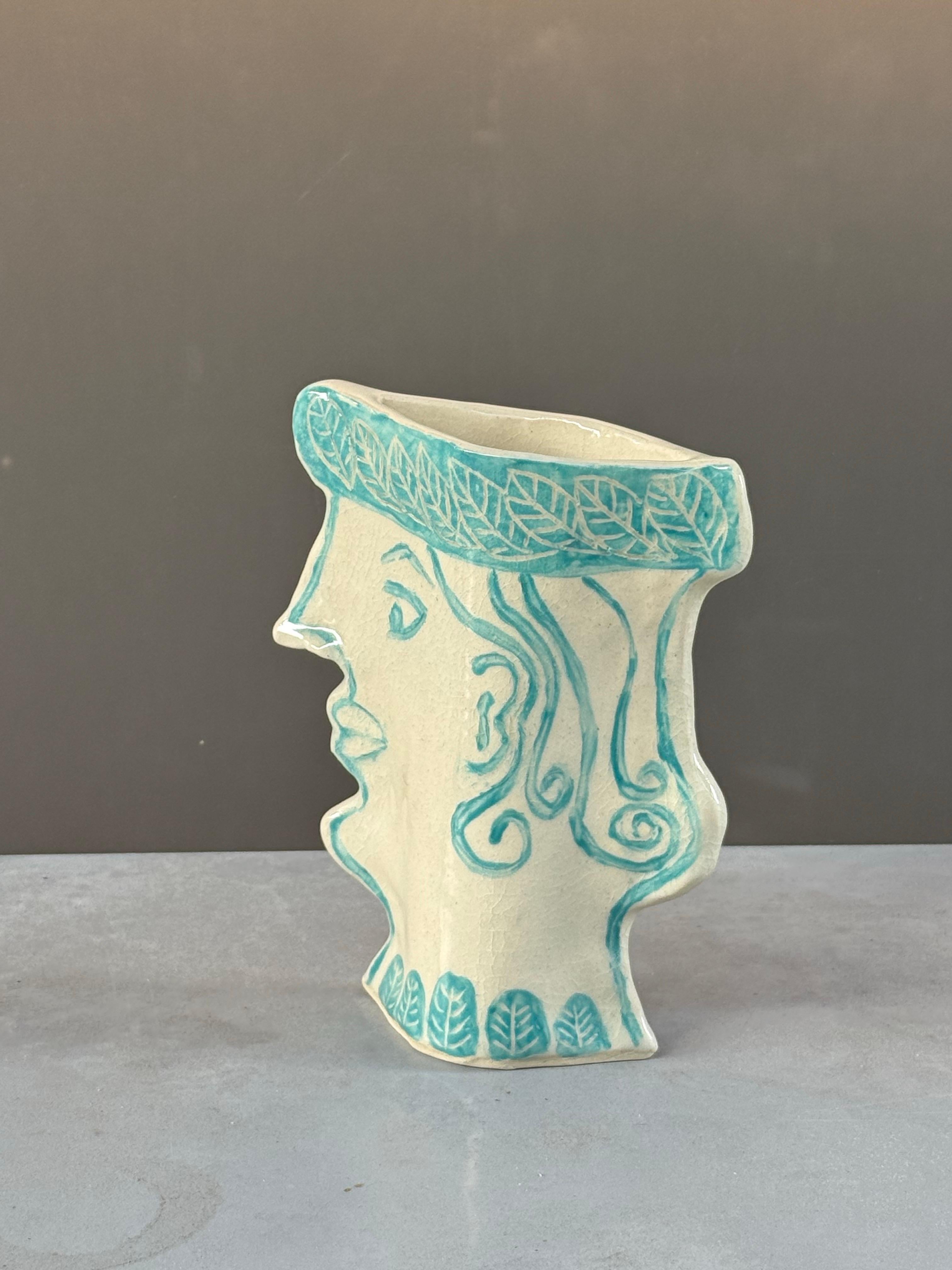 Piccolo vaso artigianale a forma di faccia femminile in vendita 4