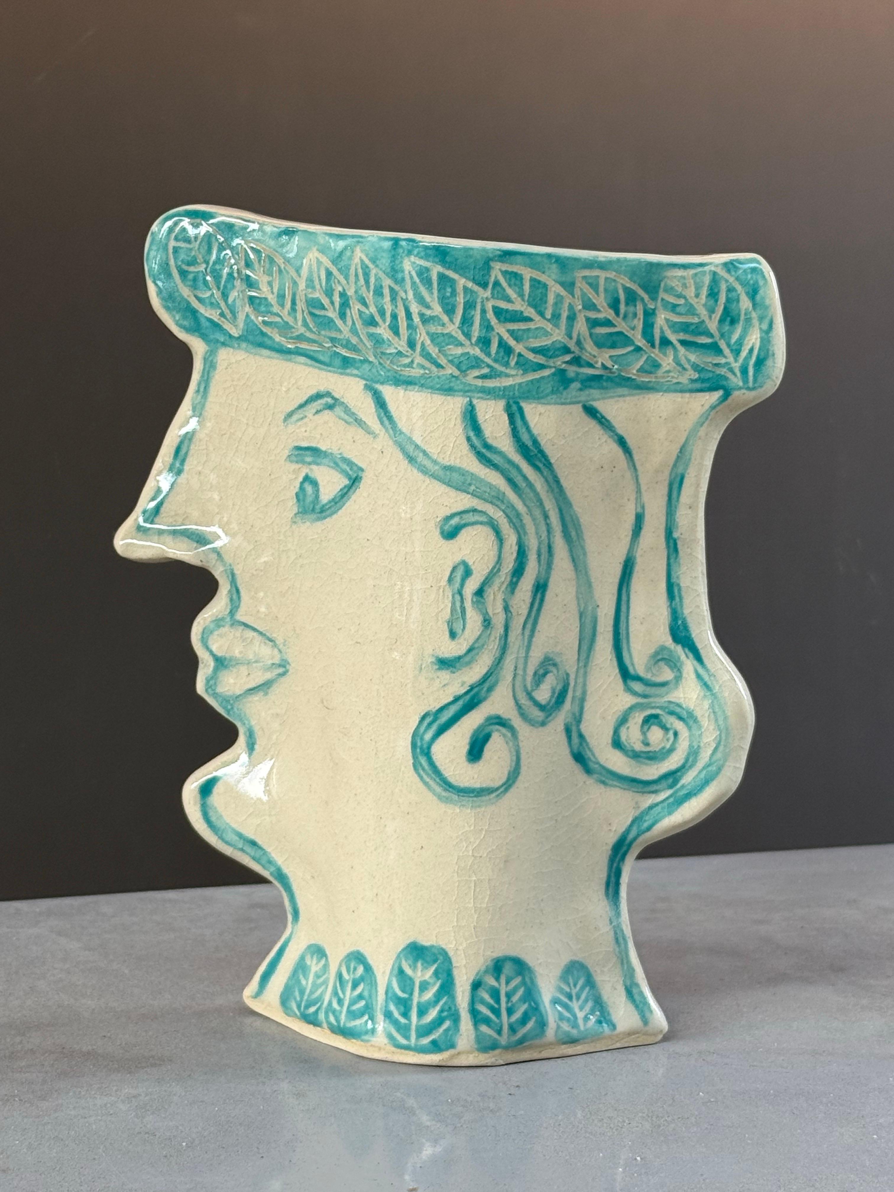 XXI secolo e contemporaneo Piccolo vaso artigianale a forma di faccia femminile in vendita