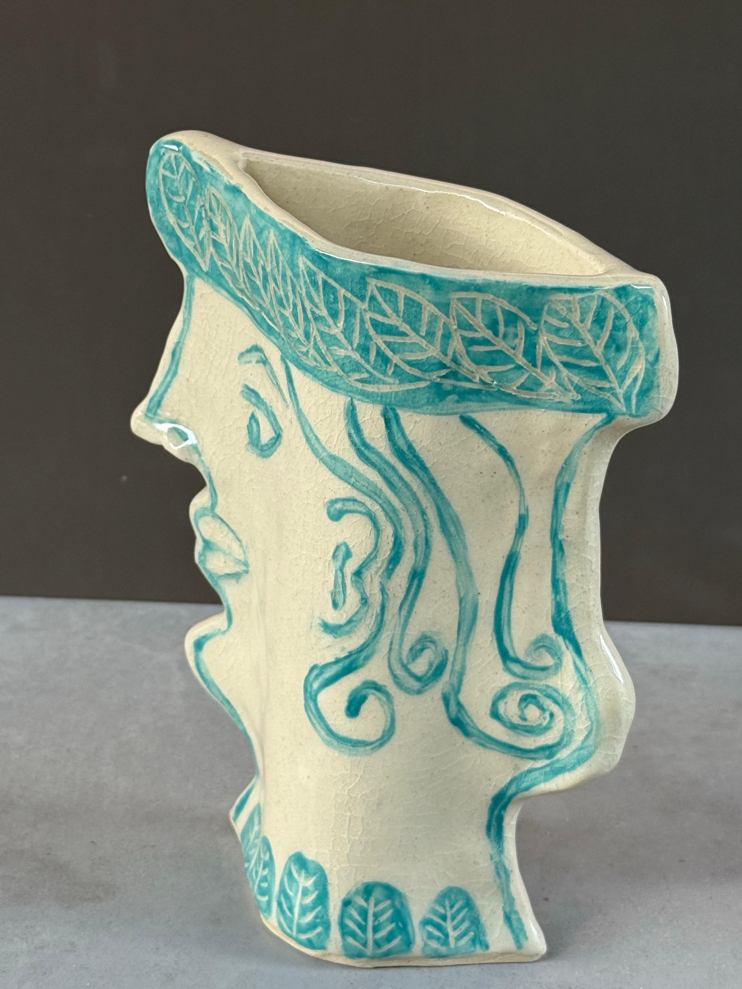 Ceramica Piccolo vaso artigianale a forma di faccia femminile in vendita