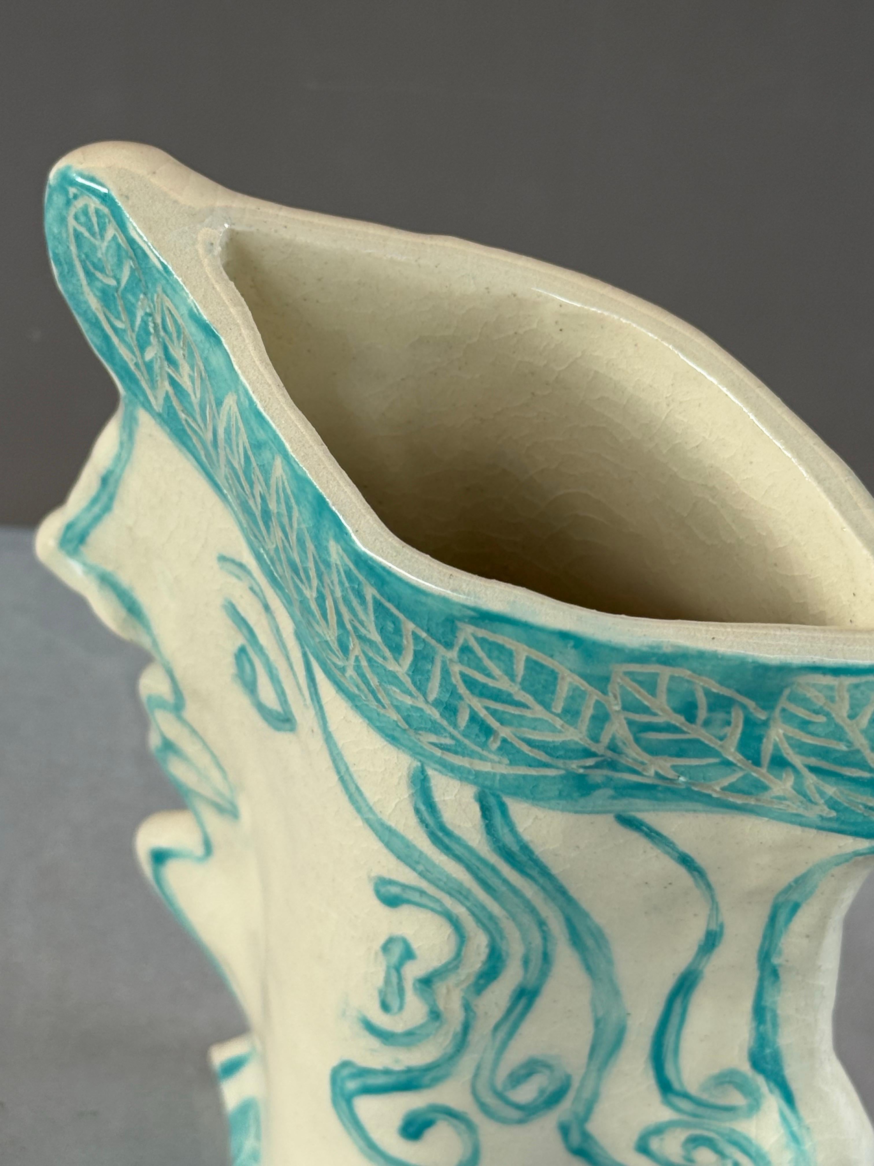 Piccolo vaso artigianale a forma di faccia femminile in vendita 2