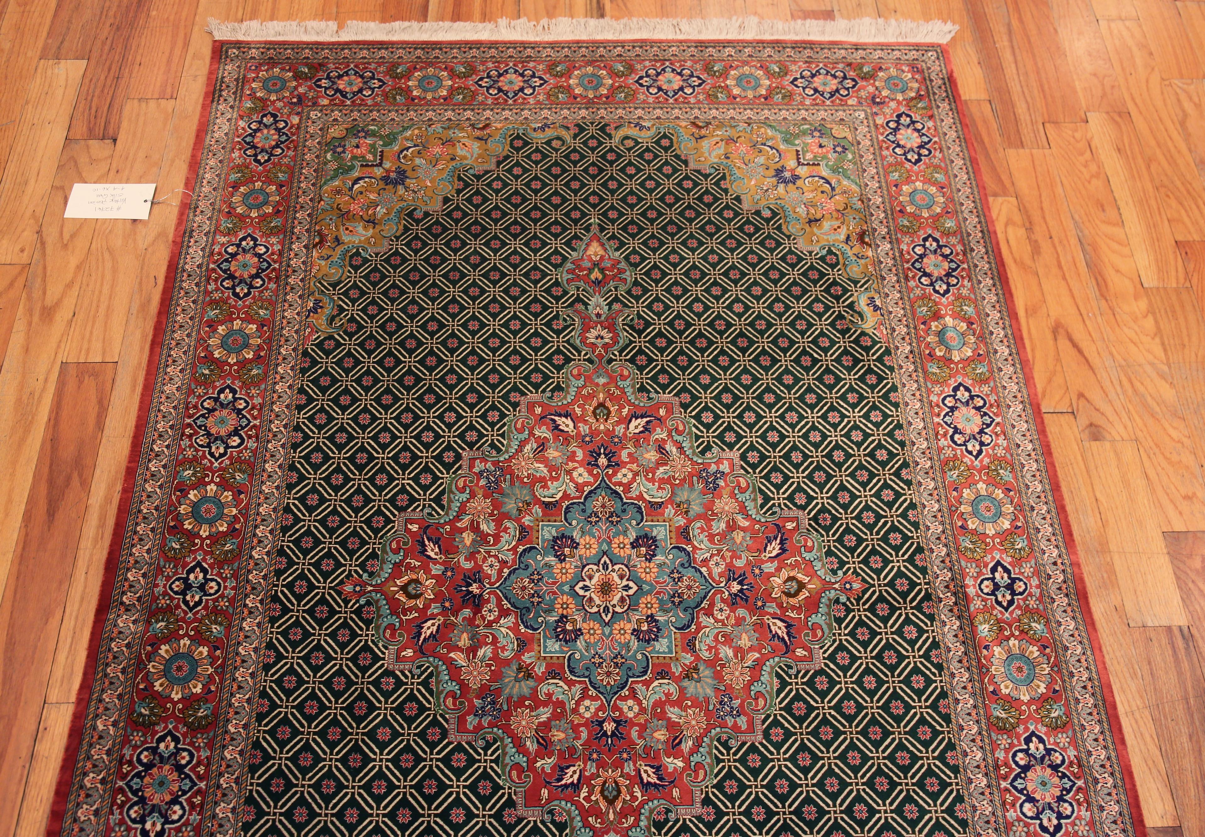 Incredibile piccolo tappeto artistico con sfondo verde, lussuoso tappeto vintage in seta persiana Qum, Paese d'origine: Tappeti persiani, data di realizzazione: Vintage