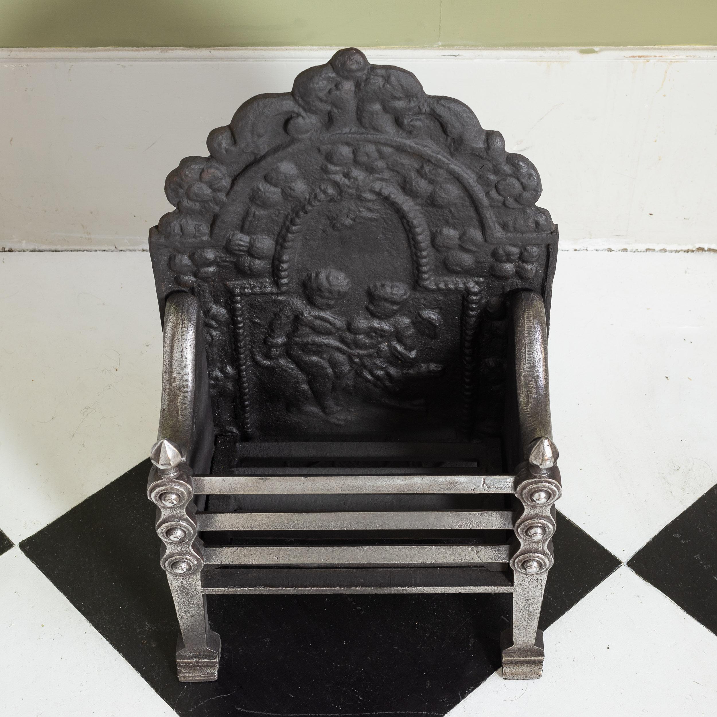 Une petite grille Antiques and Crafts, A.I.C., vers 1870, de proportions robustes, la plaque arrière a été remplacée.

Dimensions :	61cm (24