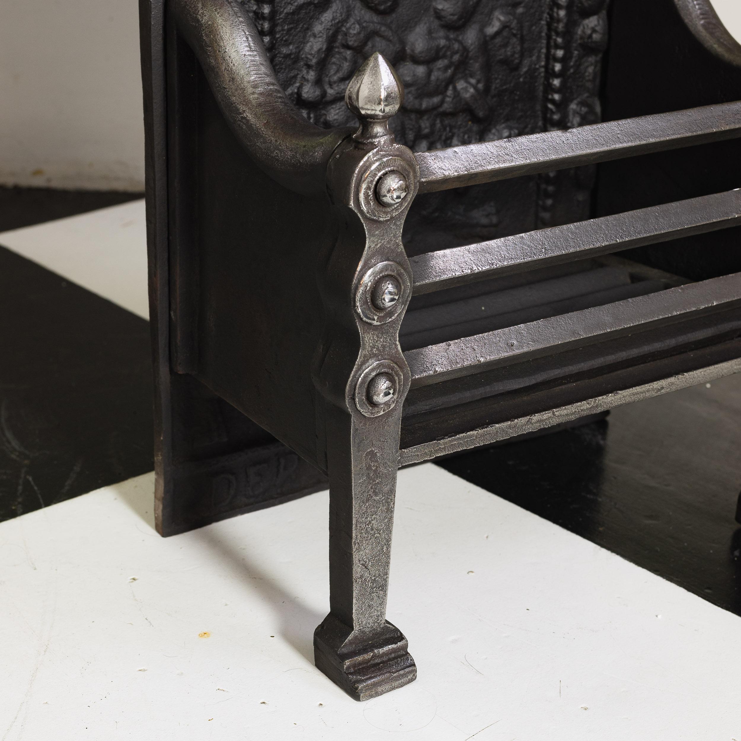 Petite grille de cheminée Arts and Crafts en vente 1