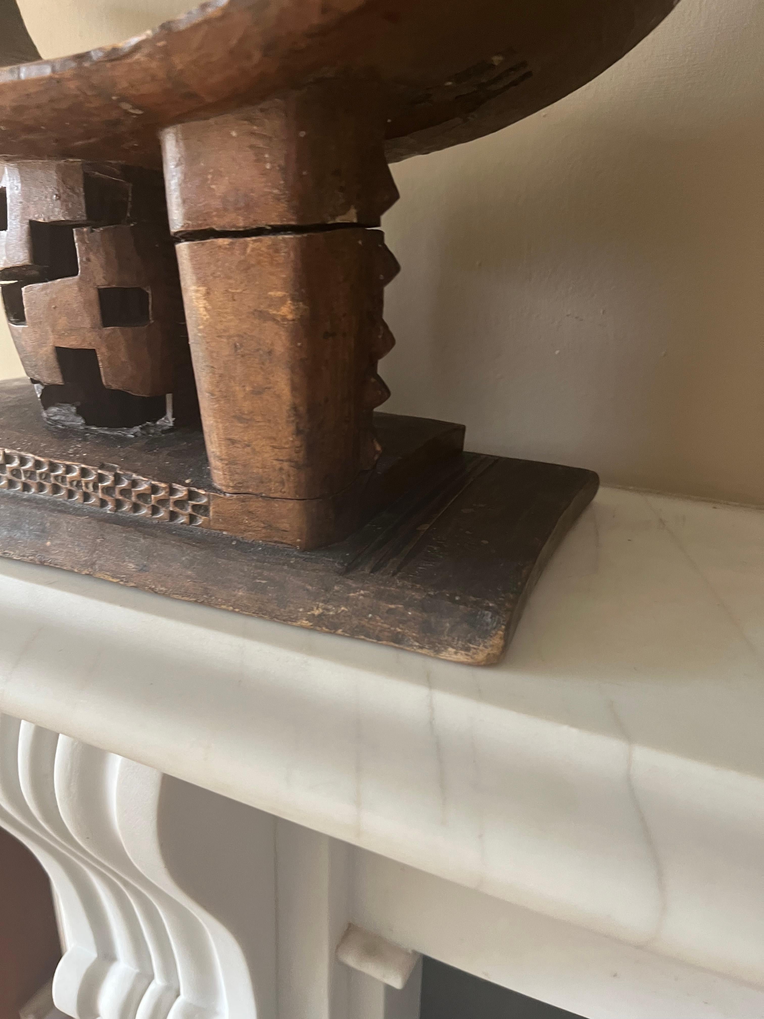 Small Ashanti tribal headrest stool In Fair Condition For Sale In London, GB
