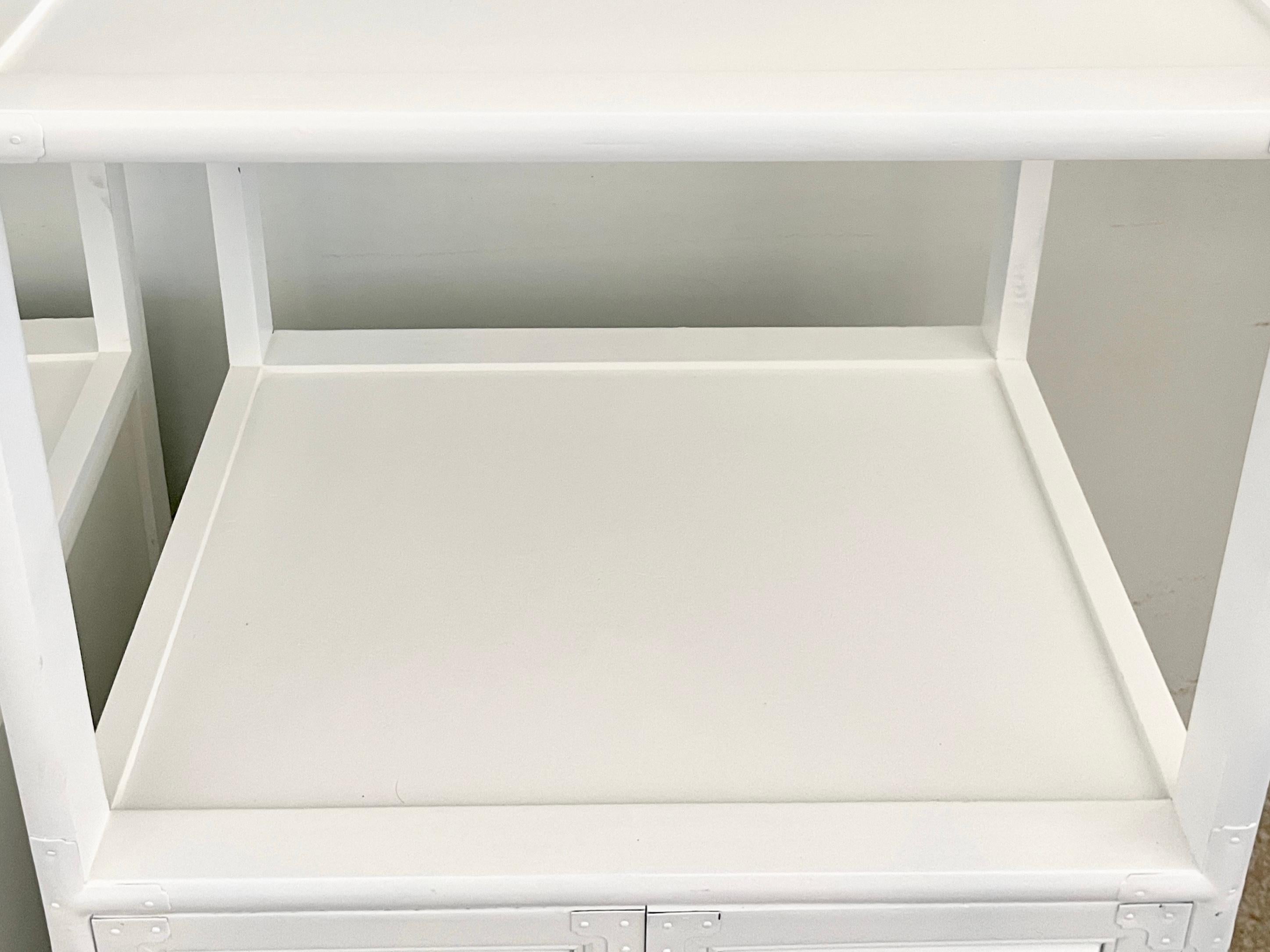 Kleine asiatische Etagere mit Unterschrank in frischem weißen Lack im Angebot 3