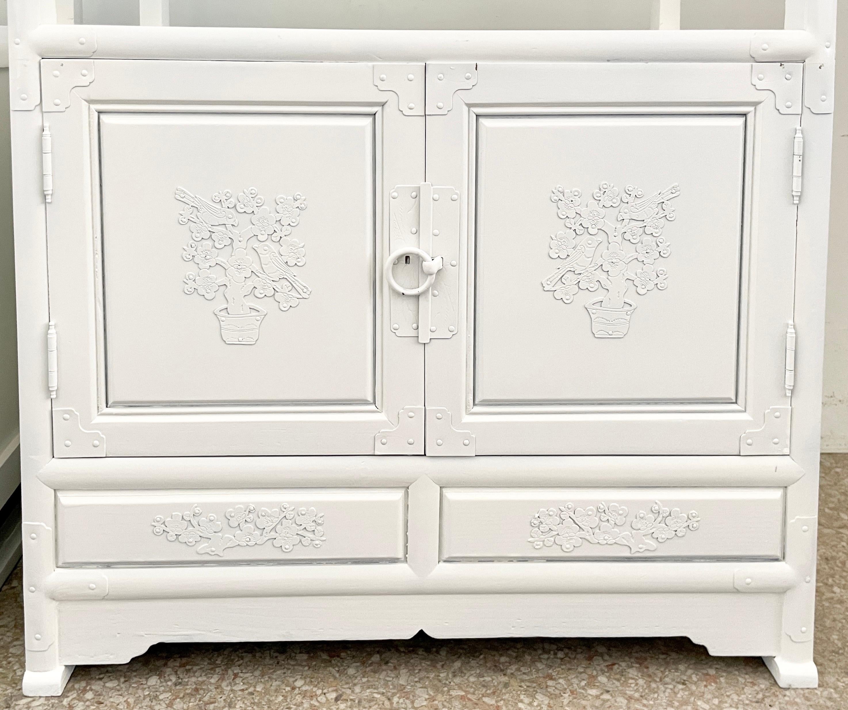 Kleine asiatische Etagere mit Unterschrank in frischem weißen Lack im Angebot 4