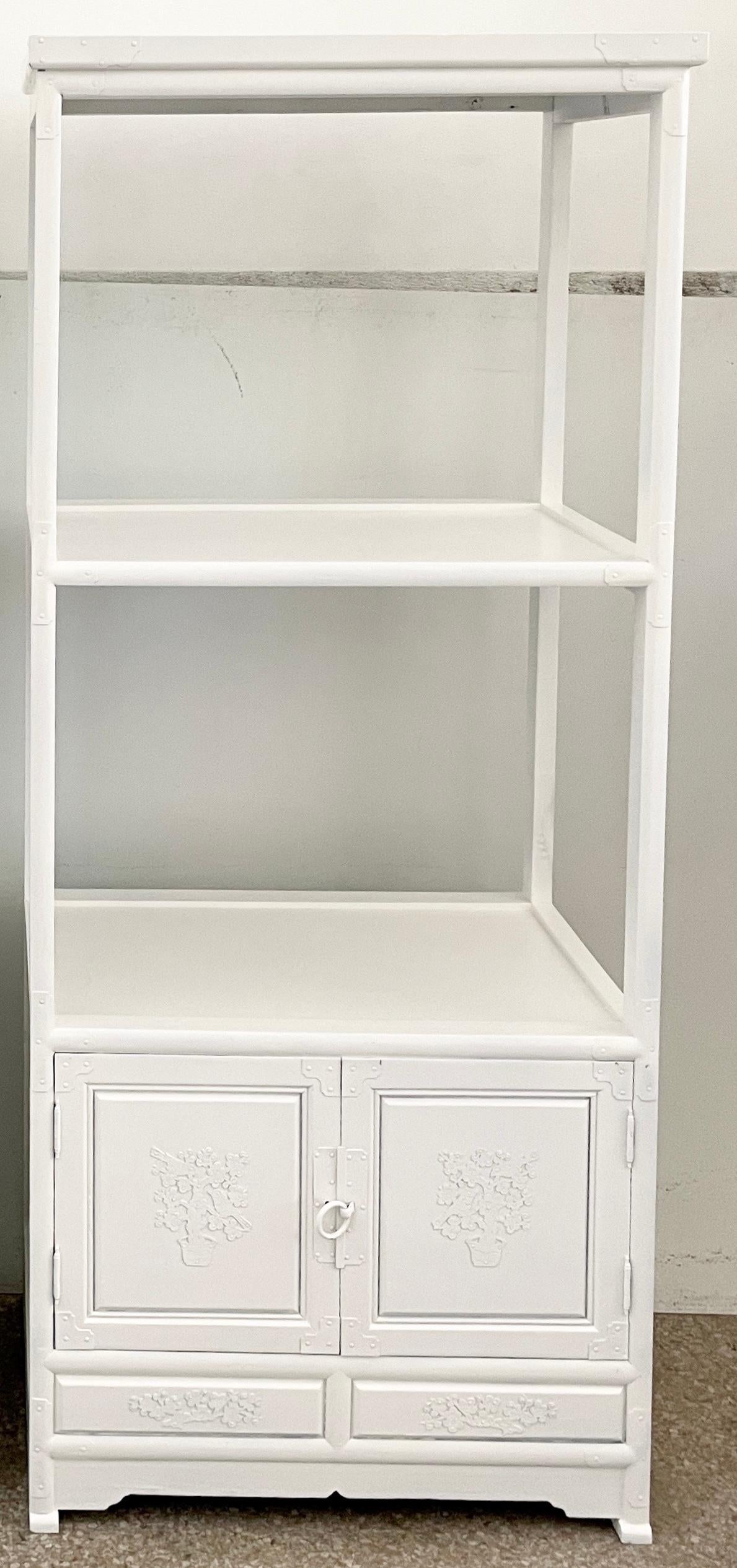 Schöne kleine Etagere mit zweitürigen Unterschränken. Frisch lackiert in Weiß. 