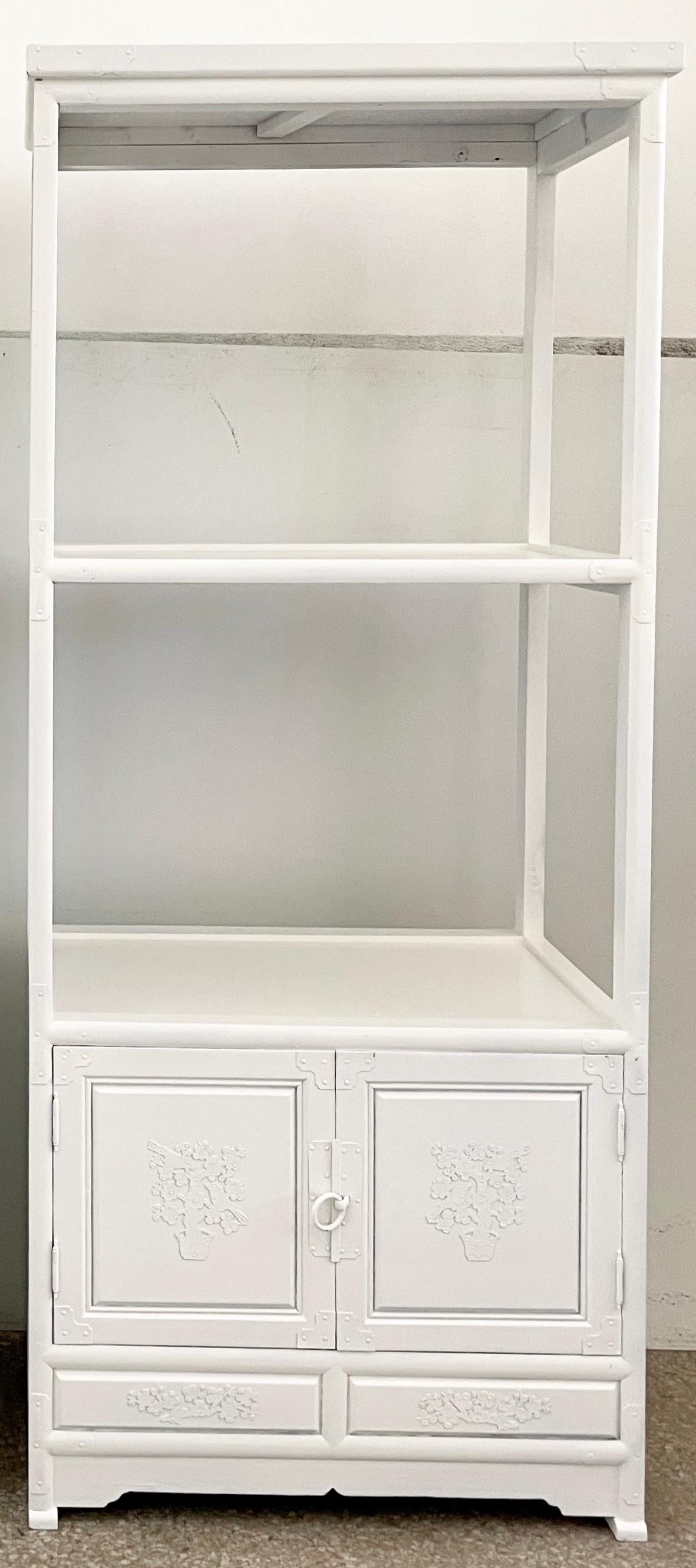 Kleine asiatische Etagere mit Unterschrank in frischem weißen Lack (Chinoiserie) im Angebot