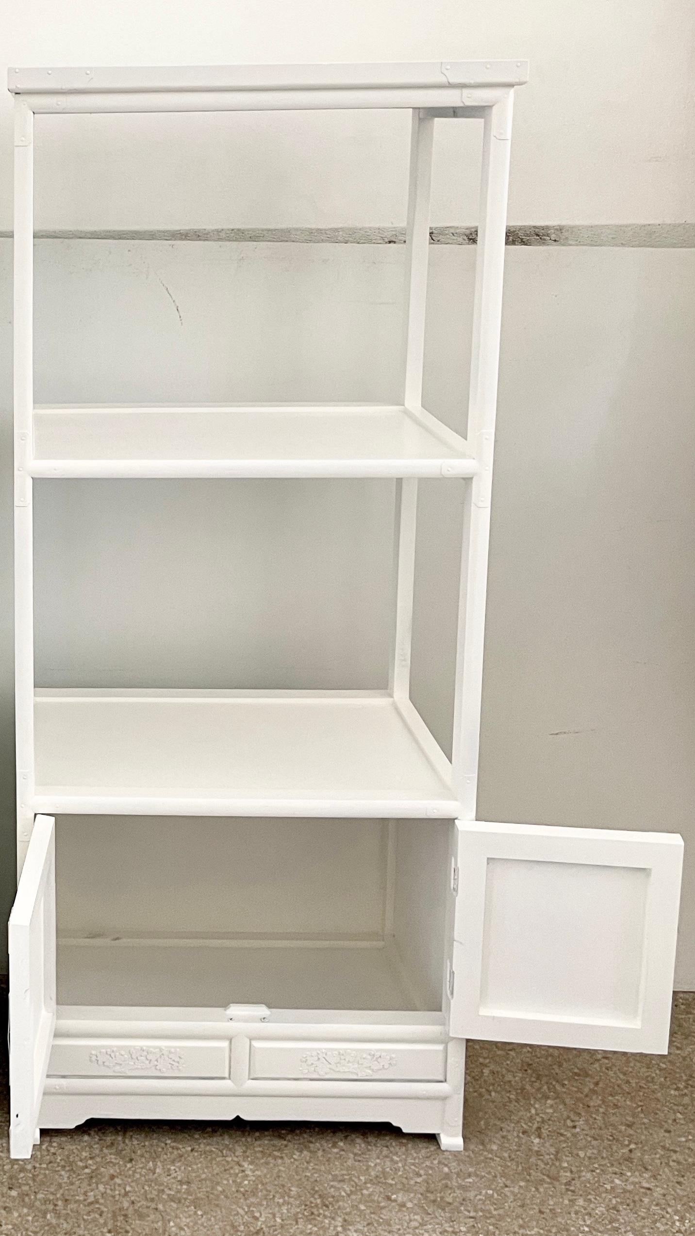 Kleine asiatische Etagere mit Unterschrank in frischem weißen Lack (amerikanisch) im Angebot