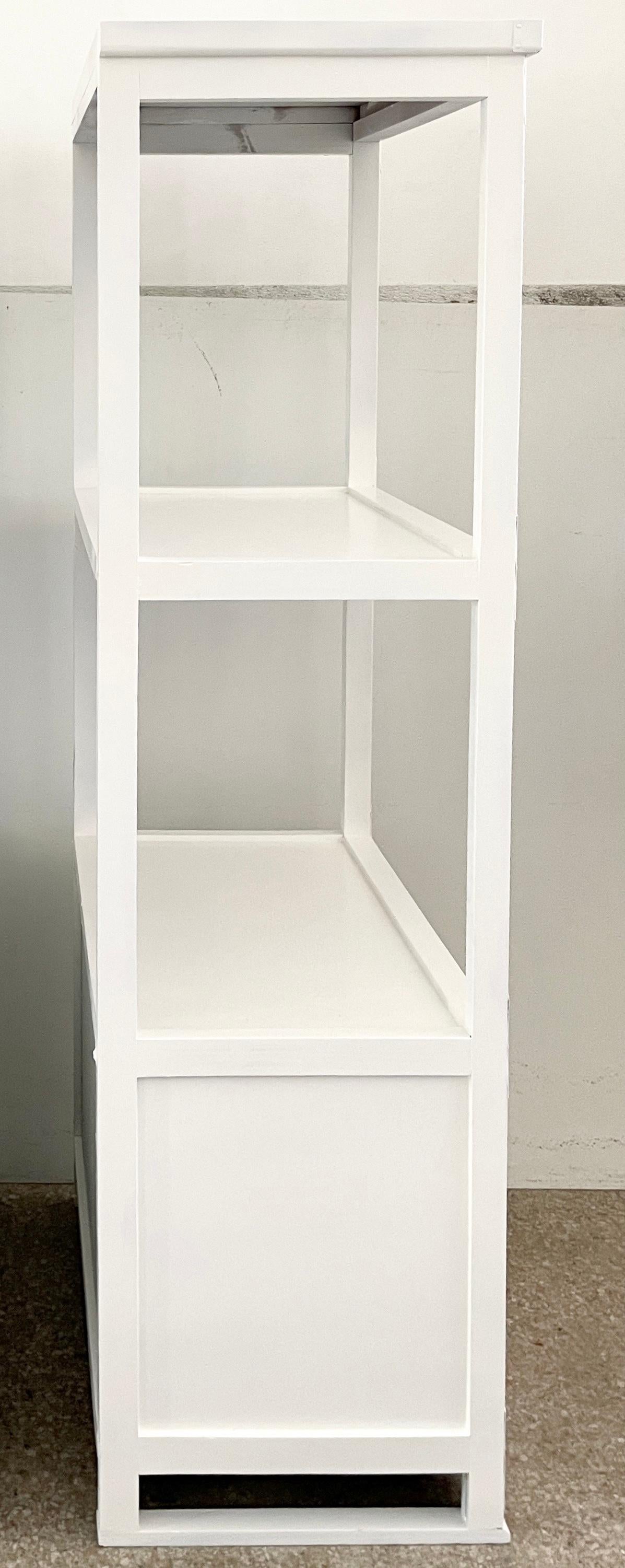 Kleine asiatische Etagere mit Unterschrank in frischem weißen Lack im Zustand „Gut“ im Angebot in Los Angeles, CA