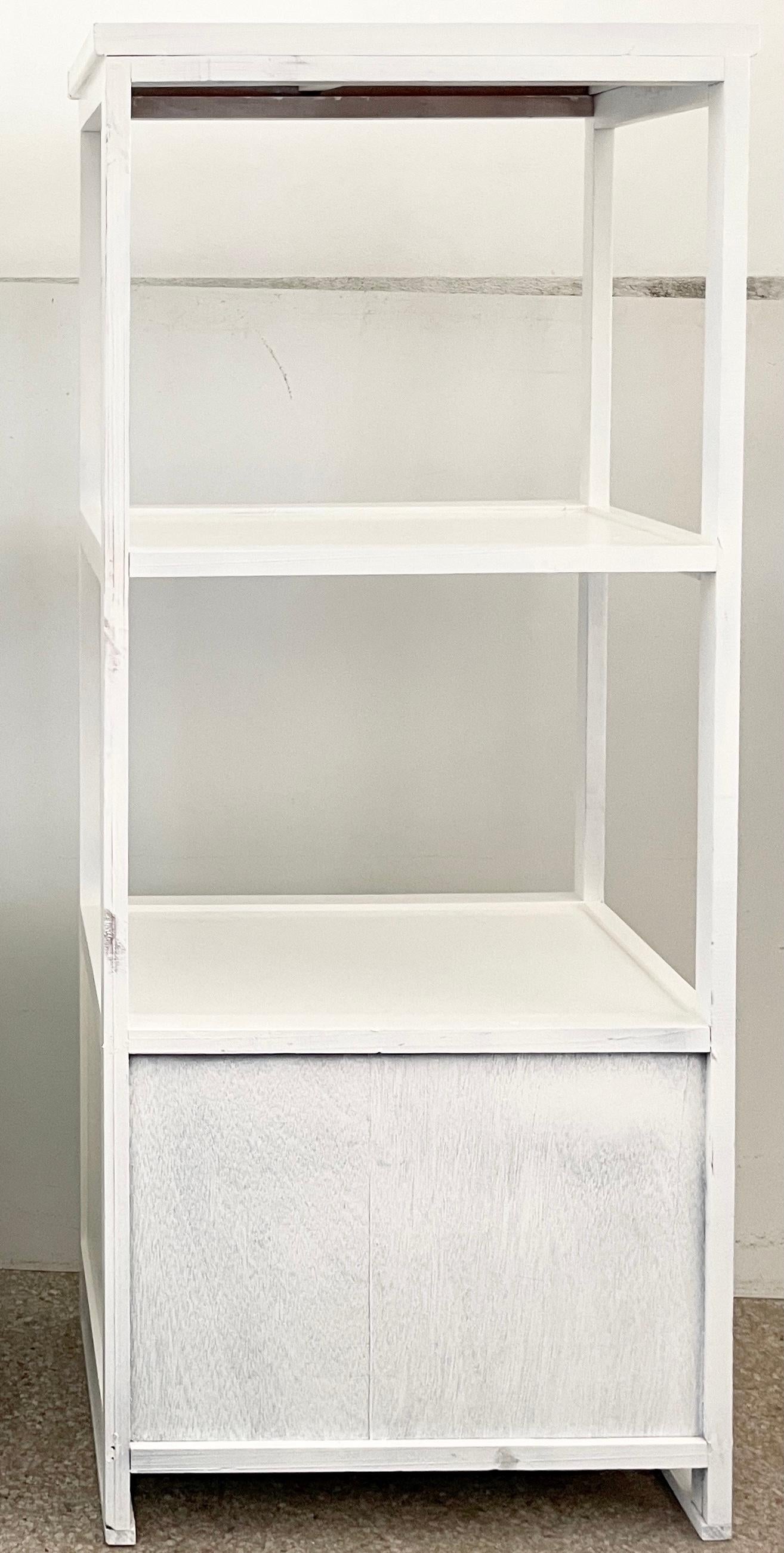 Kleine asiatische Etagere mit Unterschrank in frischem weißen Lack (Ende des 20. Jahrhunderts) im Angebot
