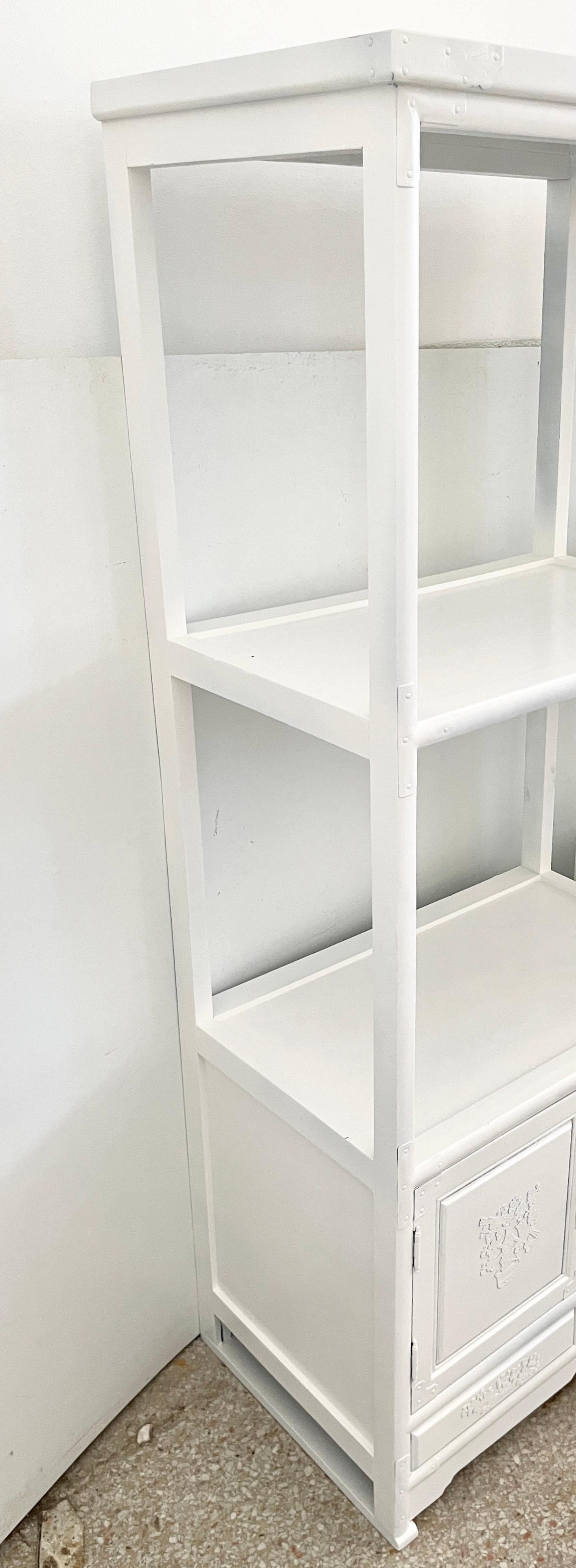 Kleine asiatische Etagere mit Unterschrank in frischem weißen Lack (Holz) im Angebot