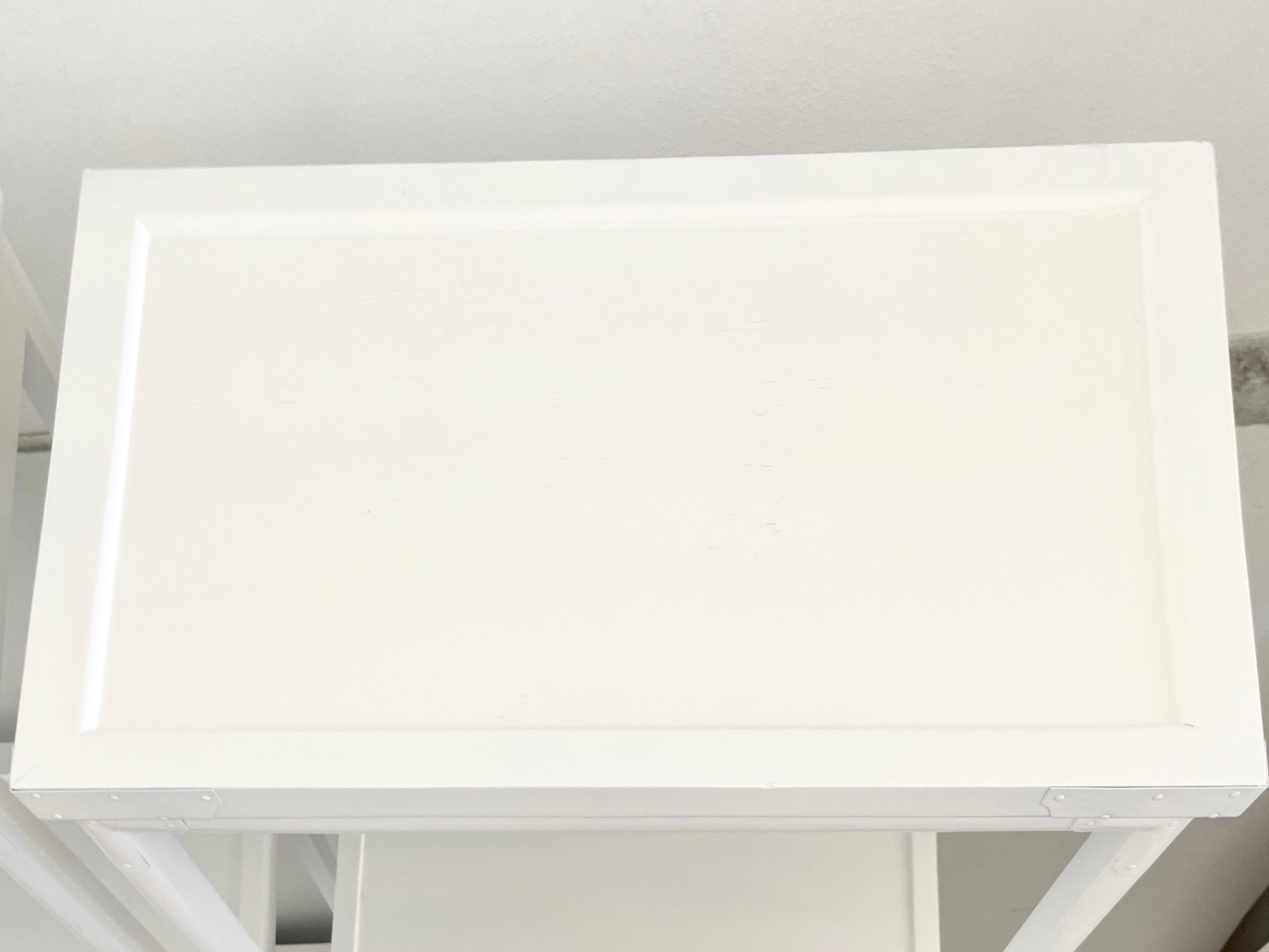 Kleine asiatische Etagere mit Unterschrank in frischem weißen Lack im Angebot 1