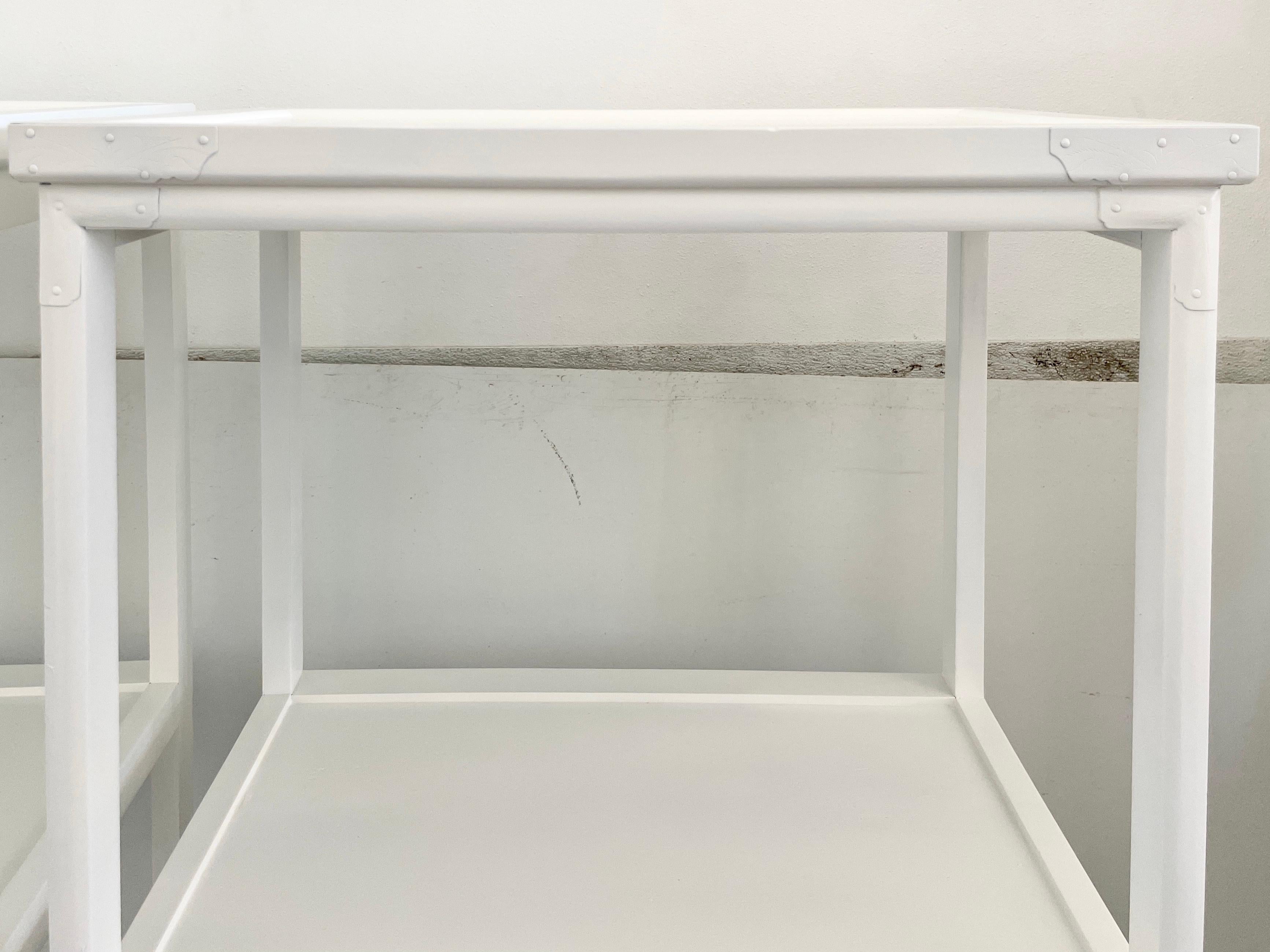 Kleine asiatische Etagere mit Unterschrank in frischem weißen Lack im Angebot 2