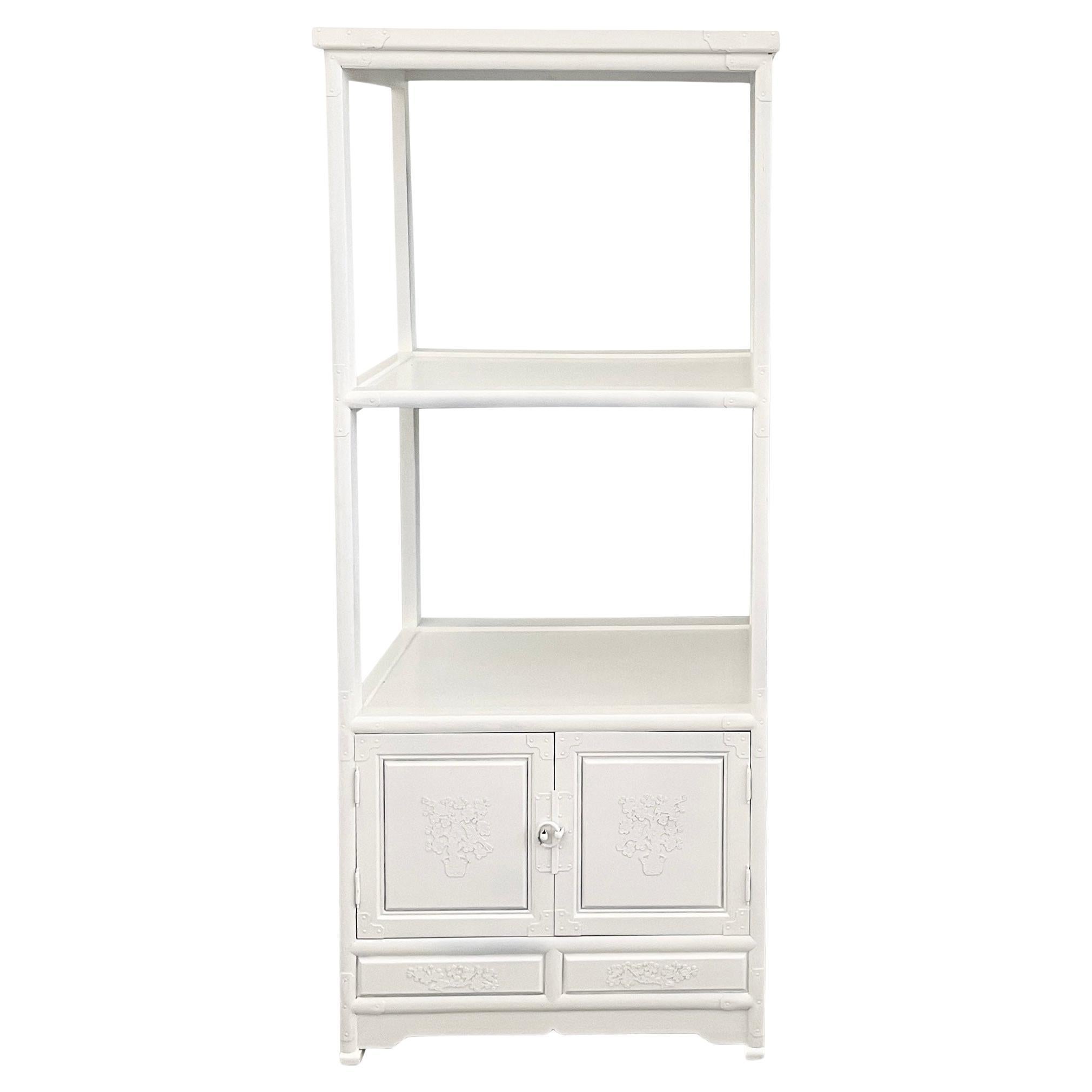 Kleine asiatische Etagere mit Unterschrank in frischem weißen Lack im Angebot