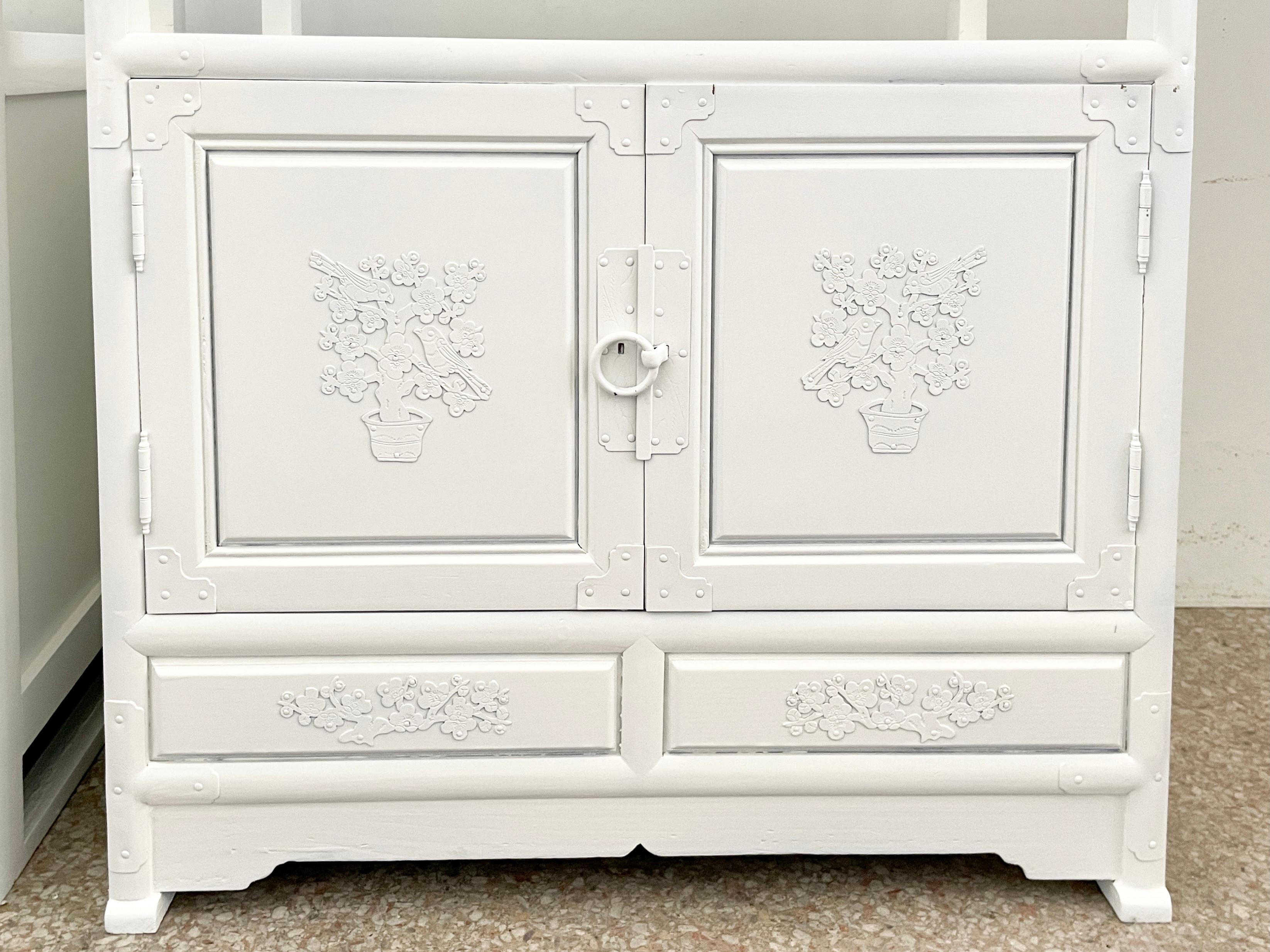 Pair of Small Asian Etageres with Lower Cabinets in Fresh White Lacquer  For Sale 5