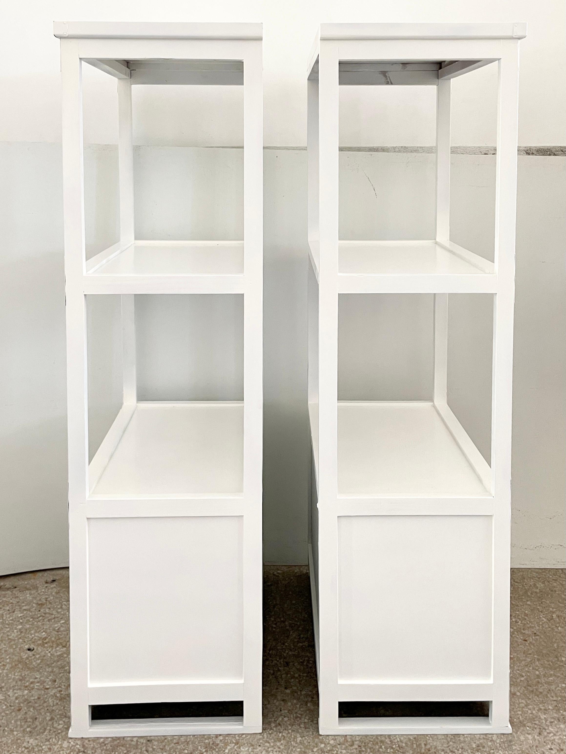Pair of Small Asian Etageres with Lower Cabinets in Fresh White Lacquer  In Good Condition For Sale In Los Angeles, CA