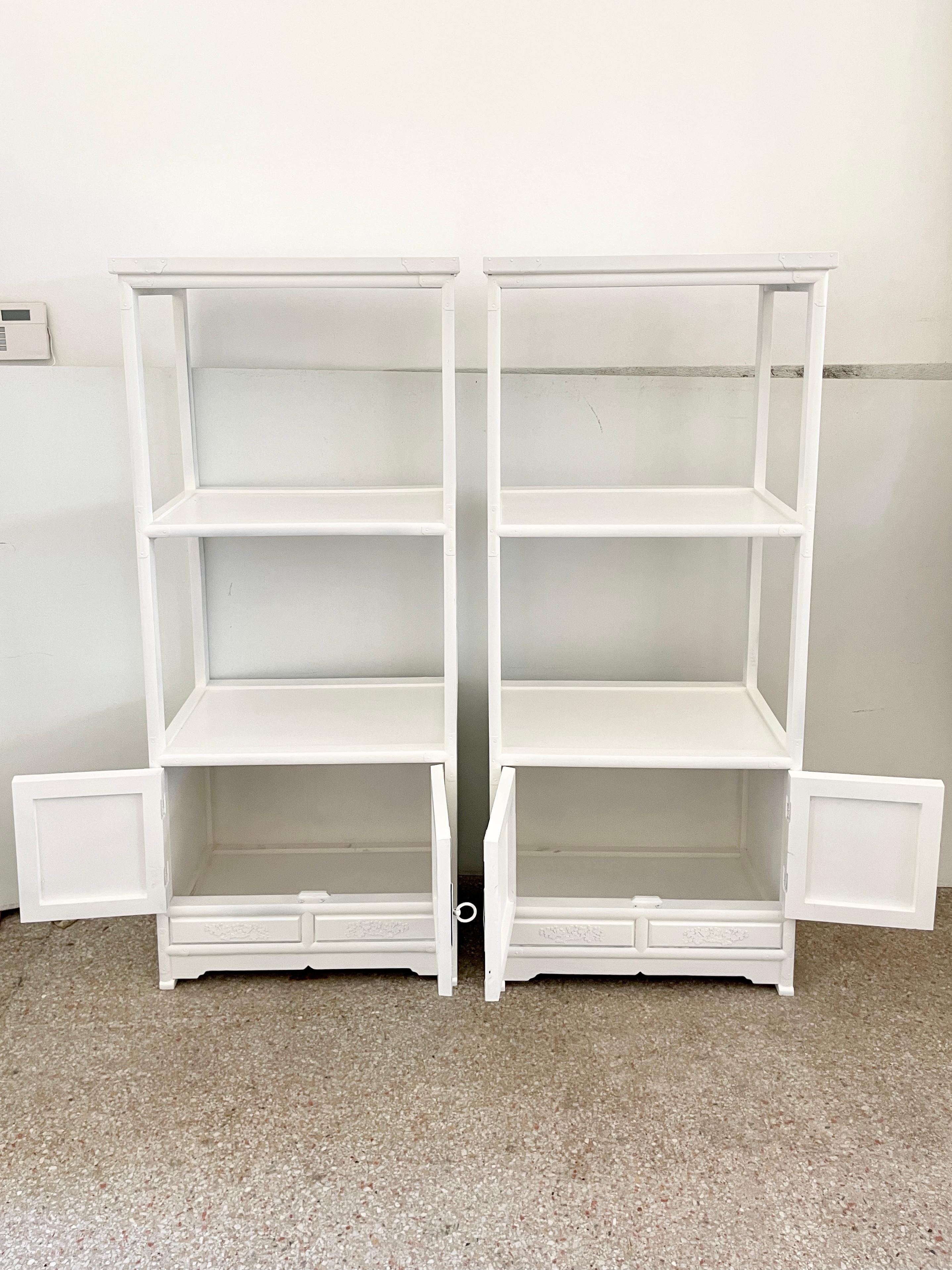 Legno Coppia di piccole cassettiere asiatiche con armadietti inferiori in lacca bianca fresca in vendita