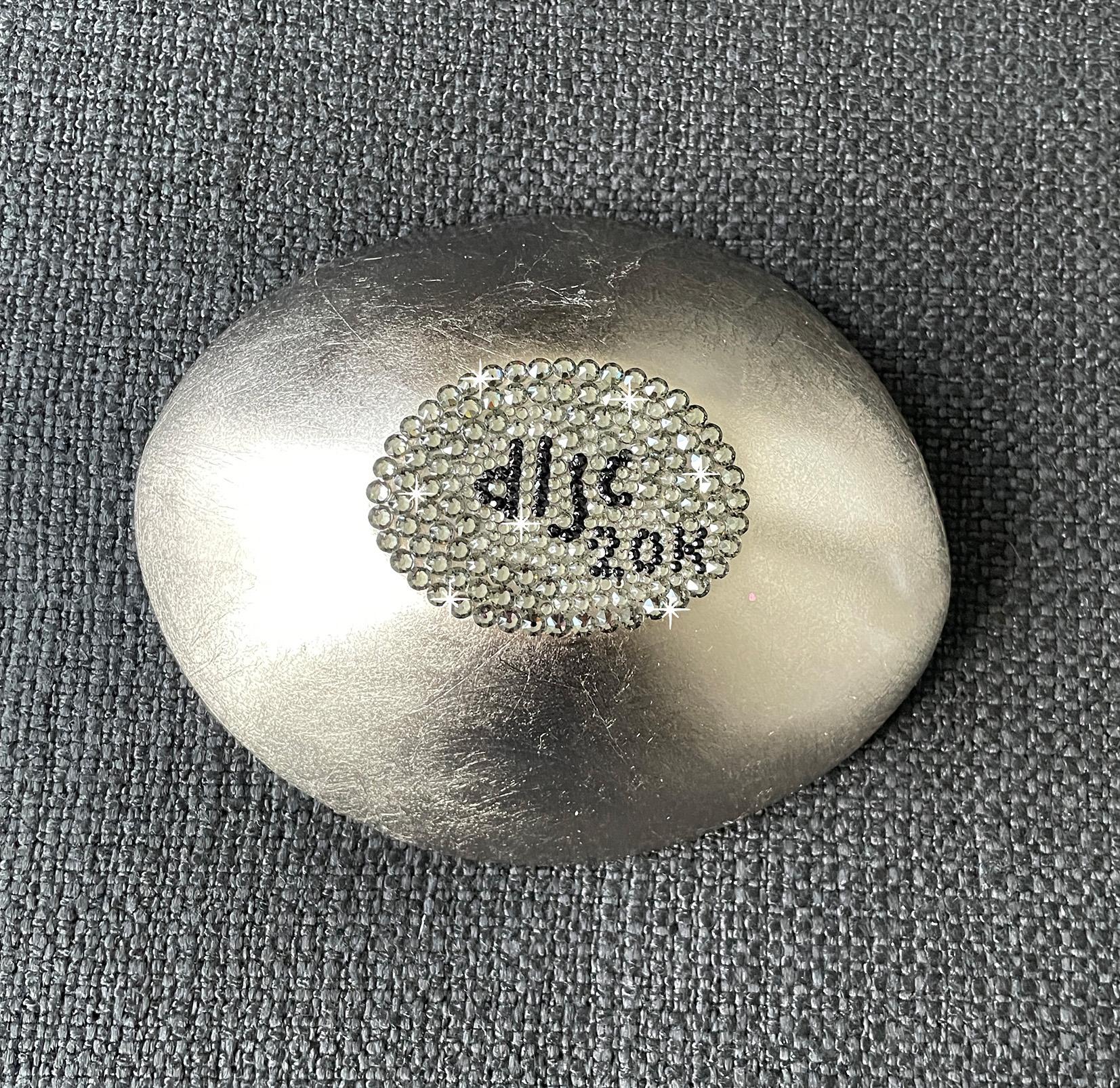 Kleine asymmetrische Metallschale 20k Silber caplain Blatt:
Die kleine, kompakte Schale eignet sich perfekt, um sie zusammen mit einem Gesteck auf einem Tisch in einem beliebigen Raum des Hauses zu platzieren. Der Effekt, den das Blatt hat, ist